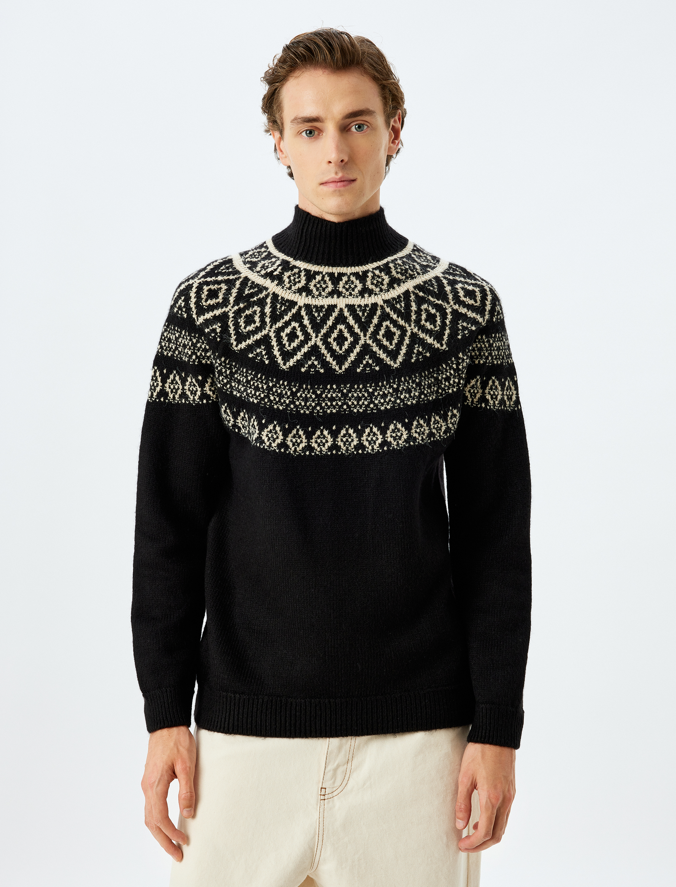 Dik Yaka Desenli Triko Kazak