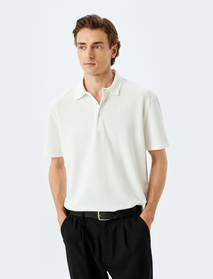  Kısa Kollu Pamuklu Regular Fit Dokulu Polo Yaka Tişört