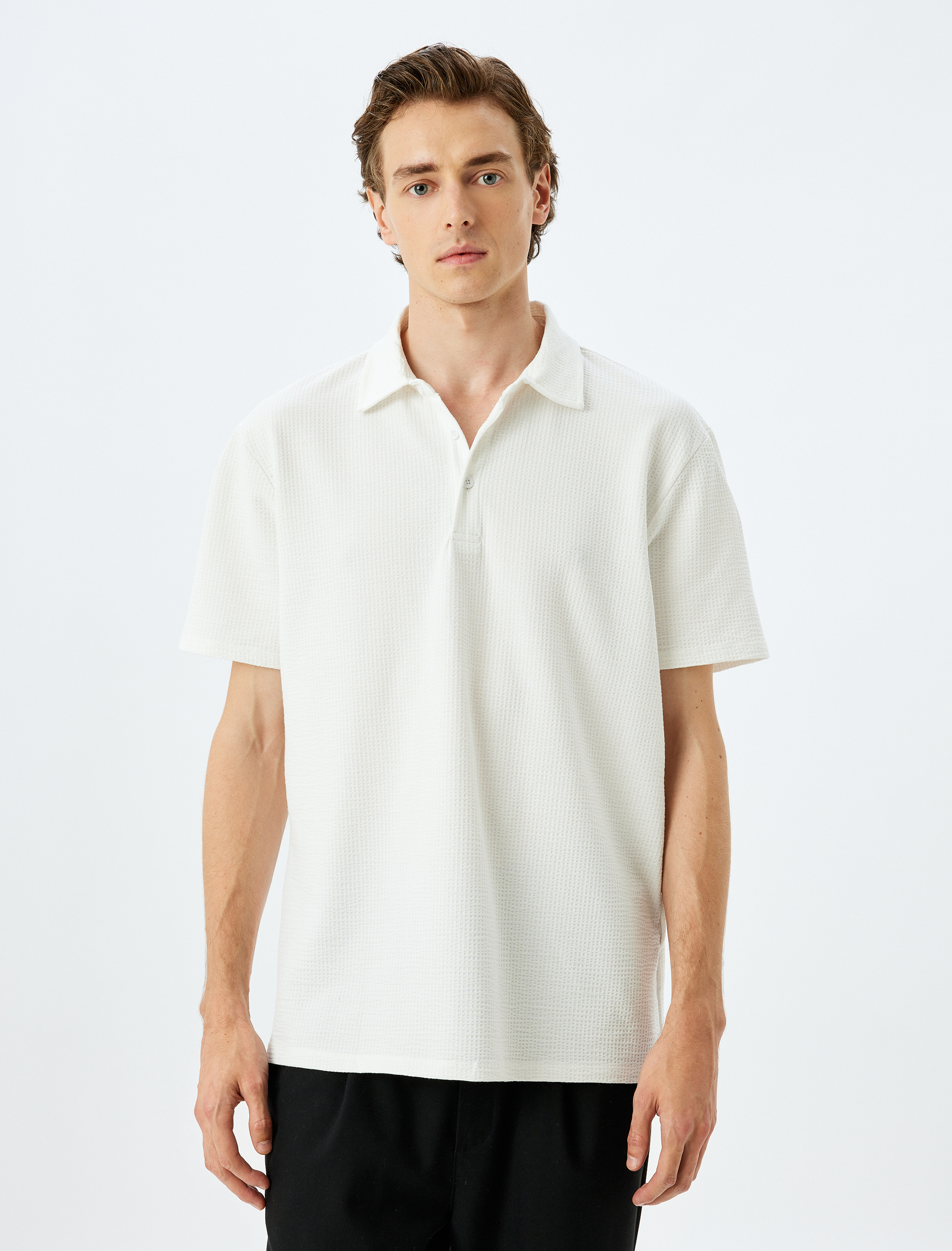   Kısa Kollu Pamuklu Regular Fit Dokulu Polo Yaka Tişört