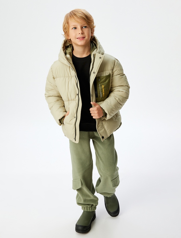 Erkek Çocuk Kapşonlu Şişme Mont Rüzgar Kapaklı Ce Detaylı Aplikeli