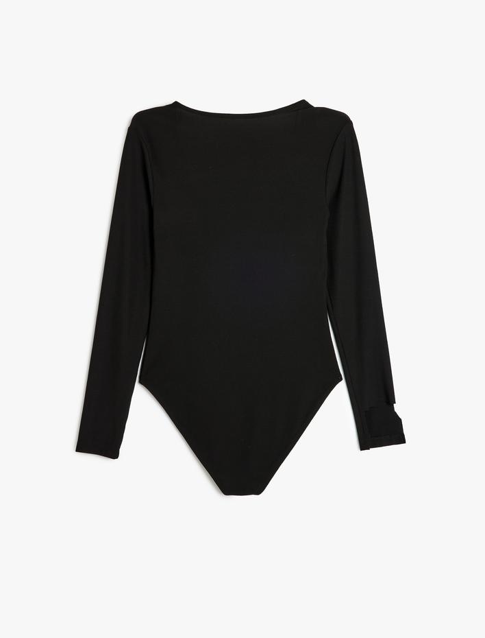  Koton X Sibil Çetinkaya - Slim Fit Uzun Kollu V Yaka Bodysuit