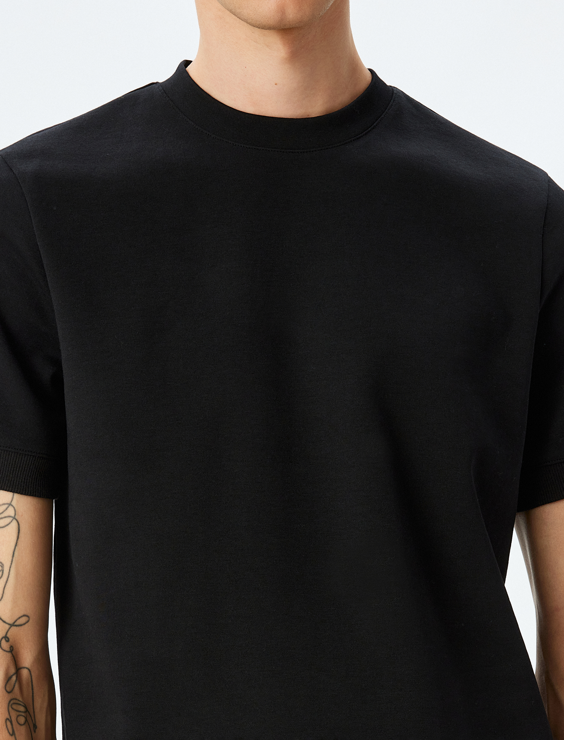   Kısa Kollu Pamuk Karışımlı Kalın Tok Kumaş Regular Fit Bisiklet Yaka Tişört