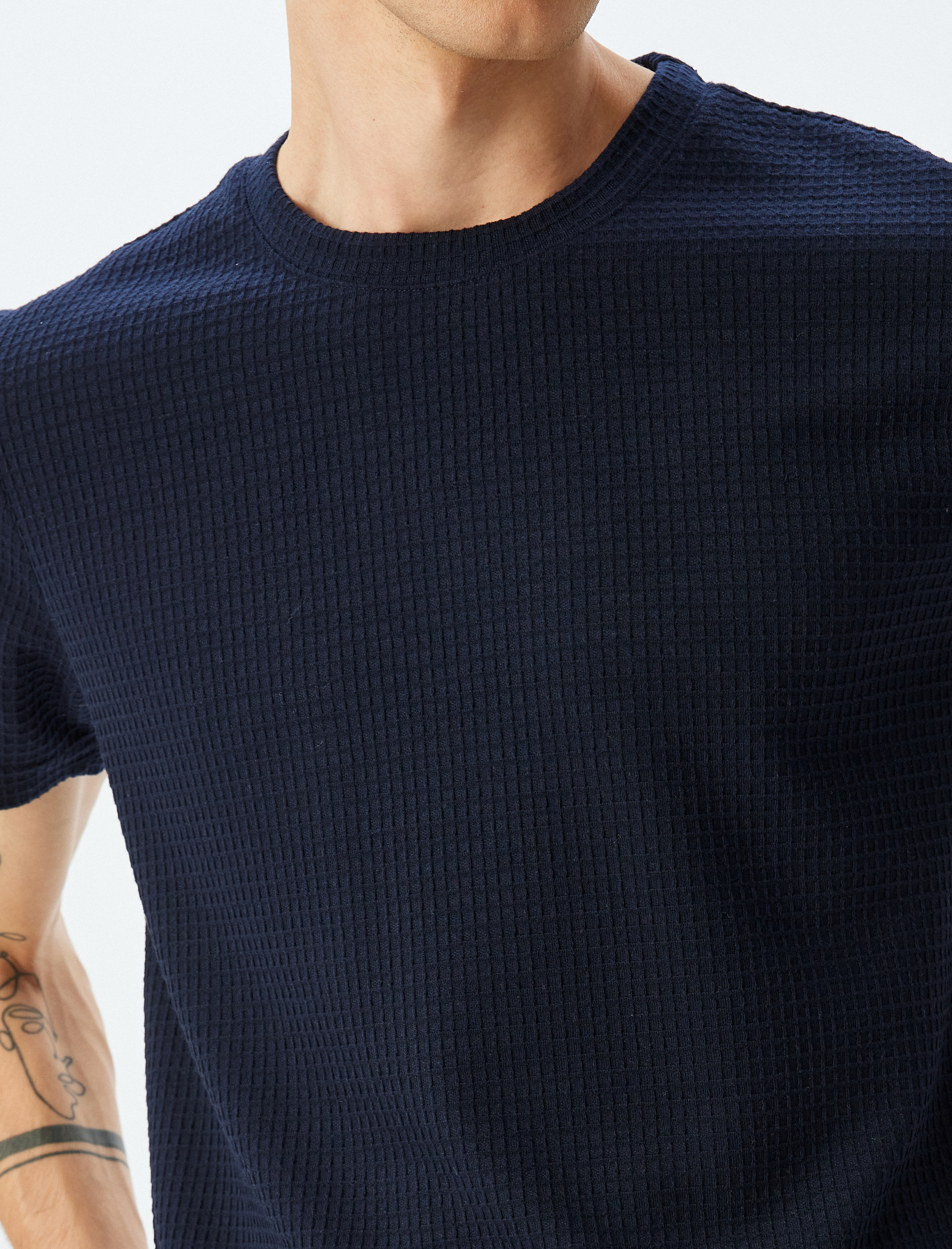   Bisiklet Yaka Kısa Kollu Dokulu Slim Fit Tişört