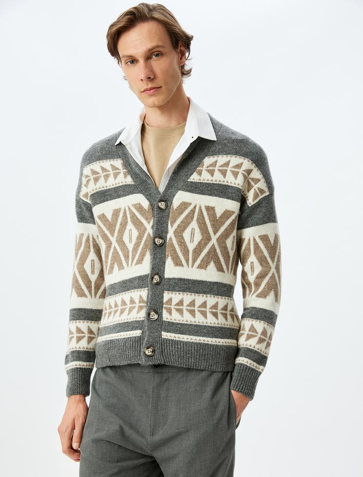  V Yaka Desenli Triko Hırka