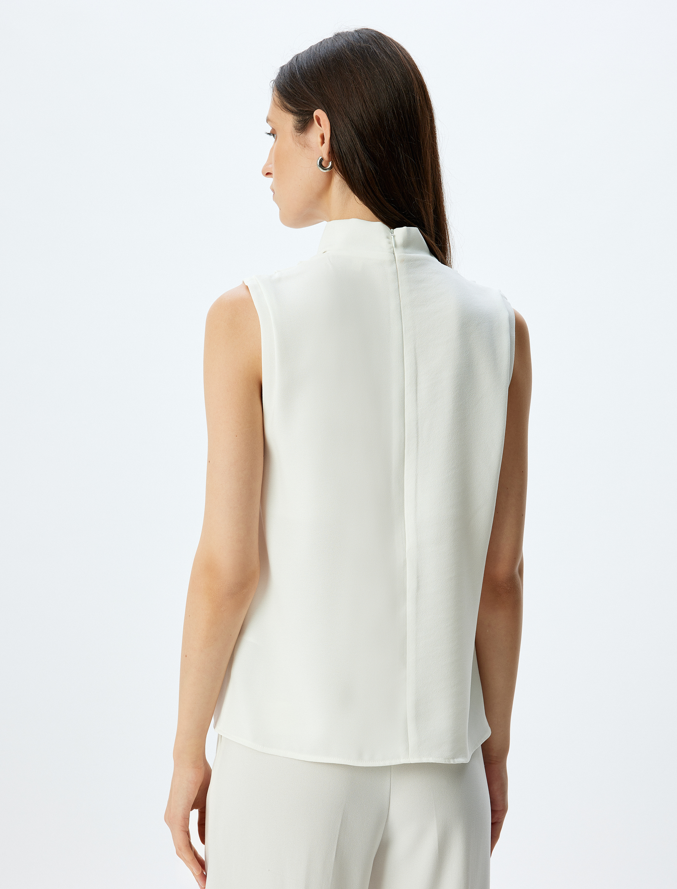 Krep Kumaş Dik Yaka Drapeli Kolsuz Bluz