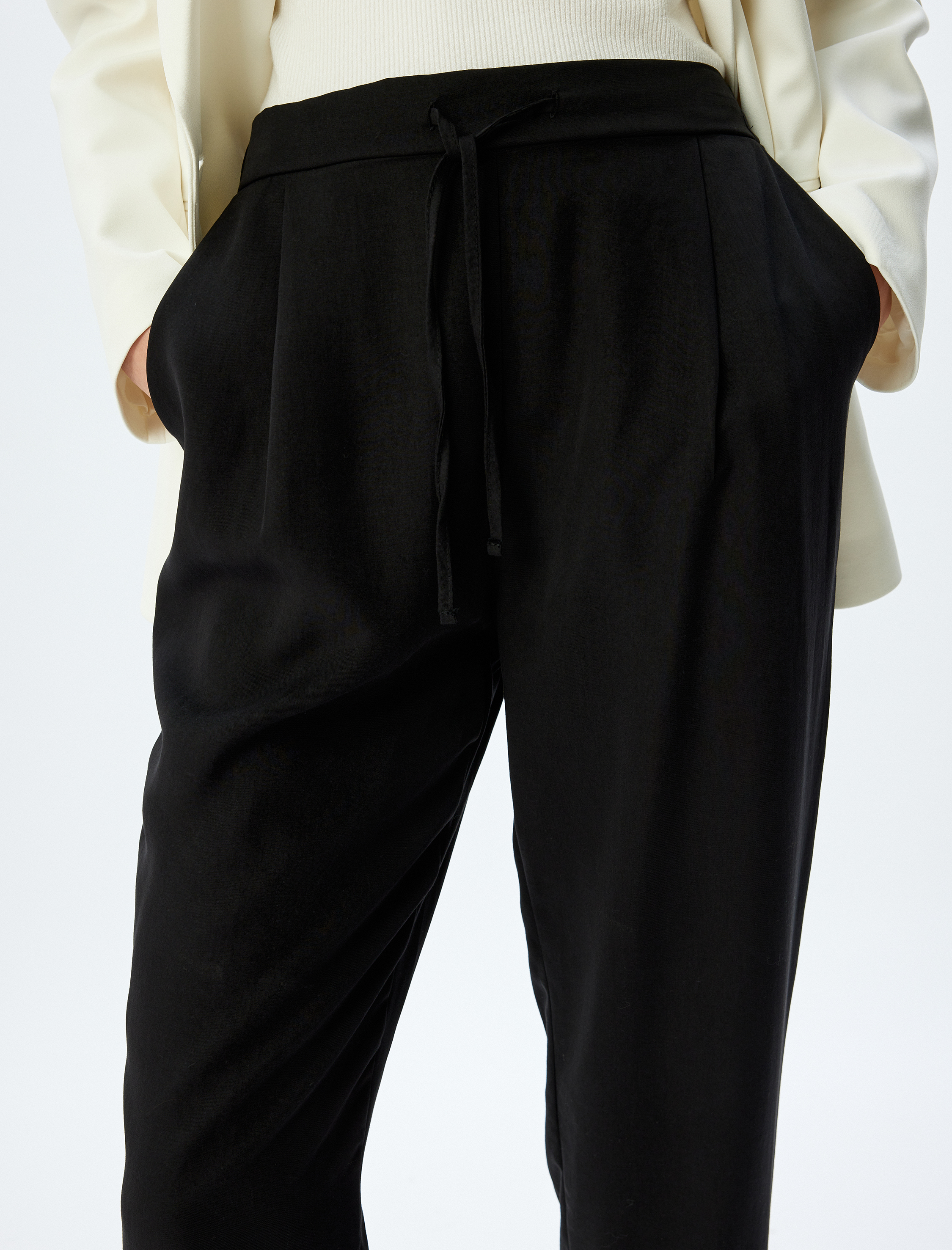   Beli Lastikli Bağlamalı Cepli Yüksek Bel Havuç Kesim Kumaş Pantolon