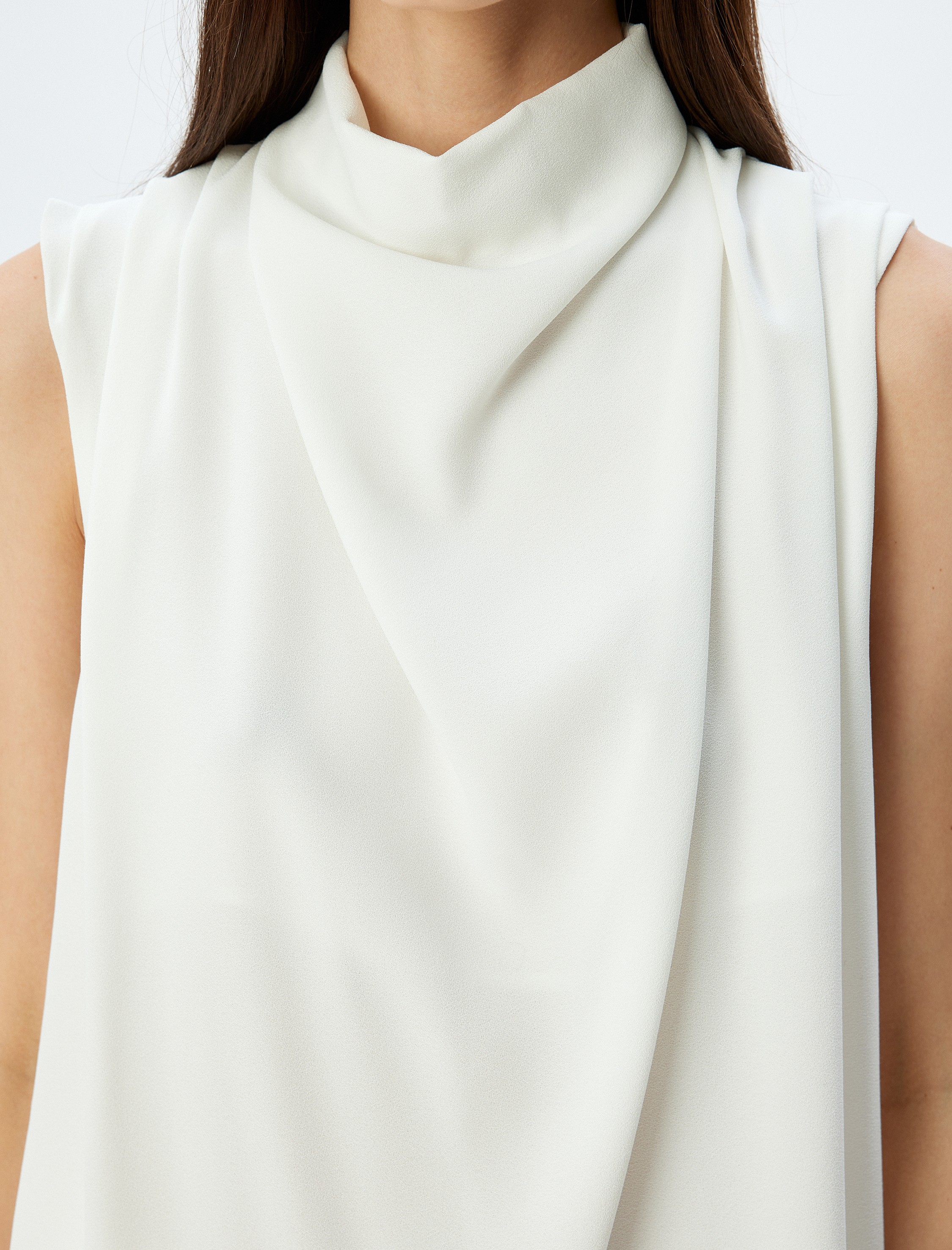 Krep Kumaş Dik Yaka Drapeli Kolsuz Bluz