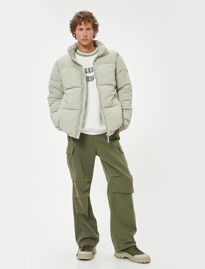  Şişme Mont Slogan Baskılı Fermuarlı Cep Detaylı