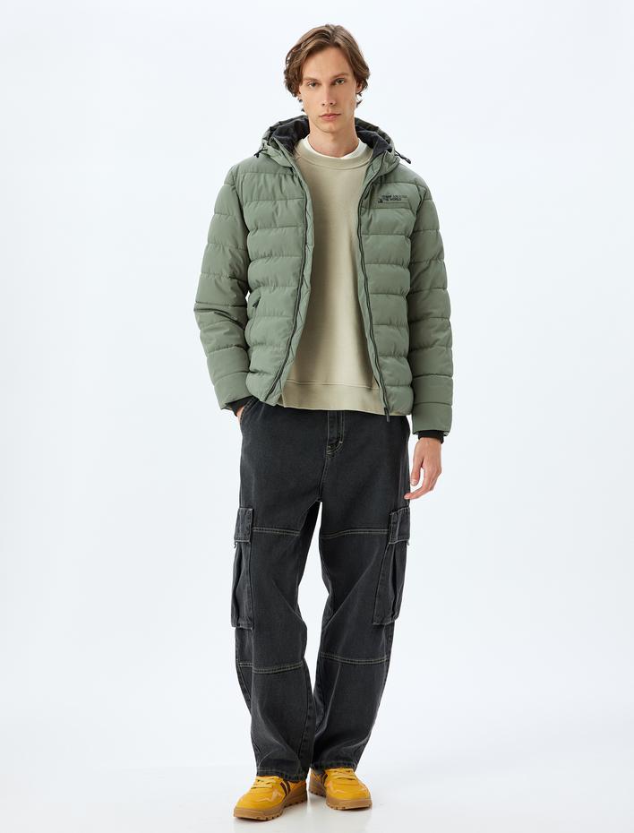  Fermuarlı Cep Detaylı Slogan Baskılı Kapşonlu Şişme Mont