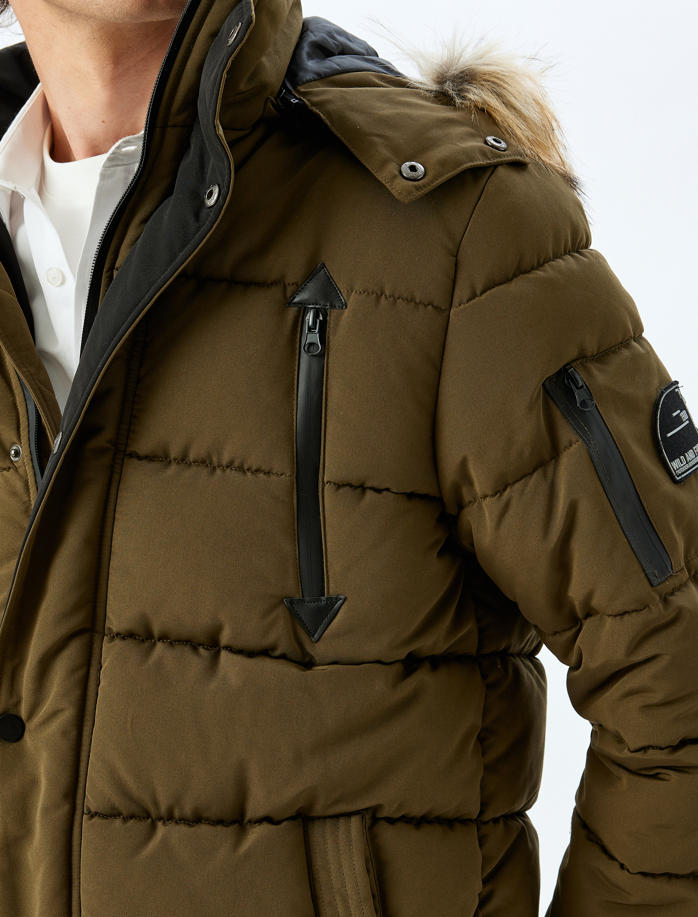   Şişme Mont Suni Kürklü Kapşonlu Etiket Detaylı Slim Fit Fermuarlı