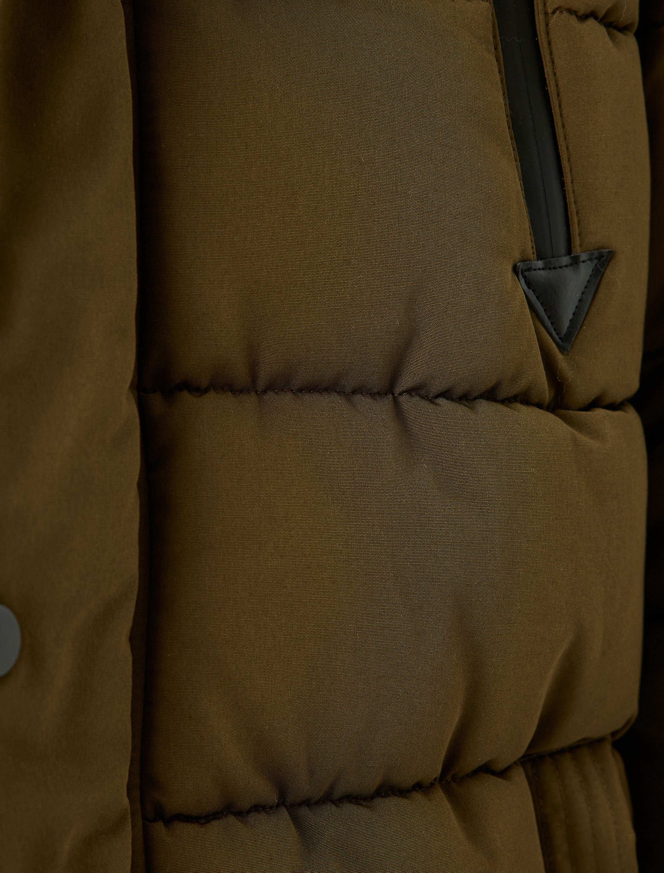   Şişme Mont Suni Kürklü Kapşonlu Etiket Detaylı Slim Fit Fermuarlı