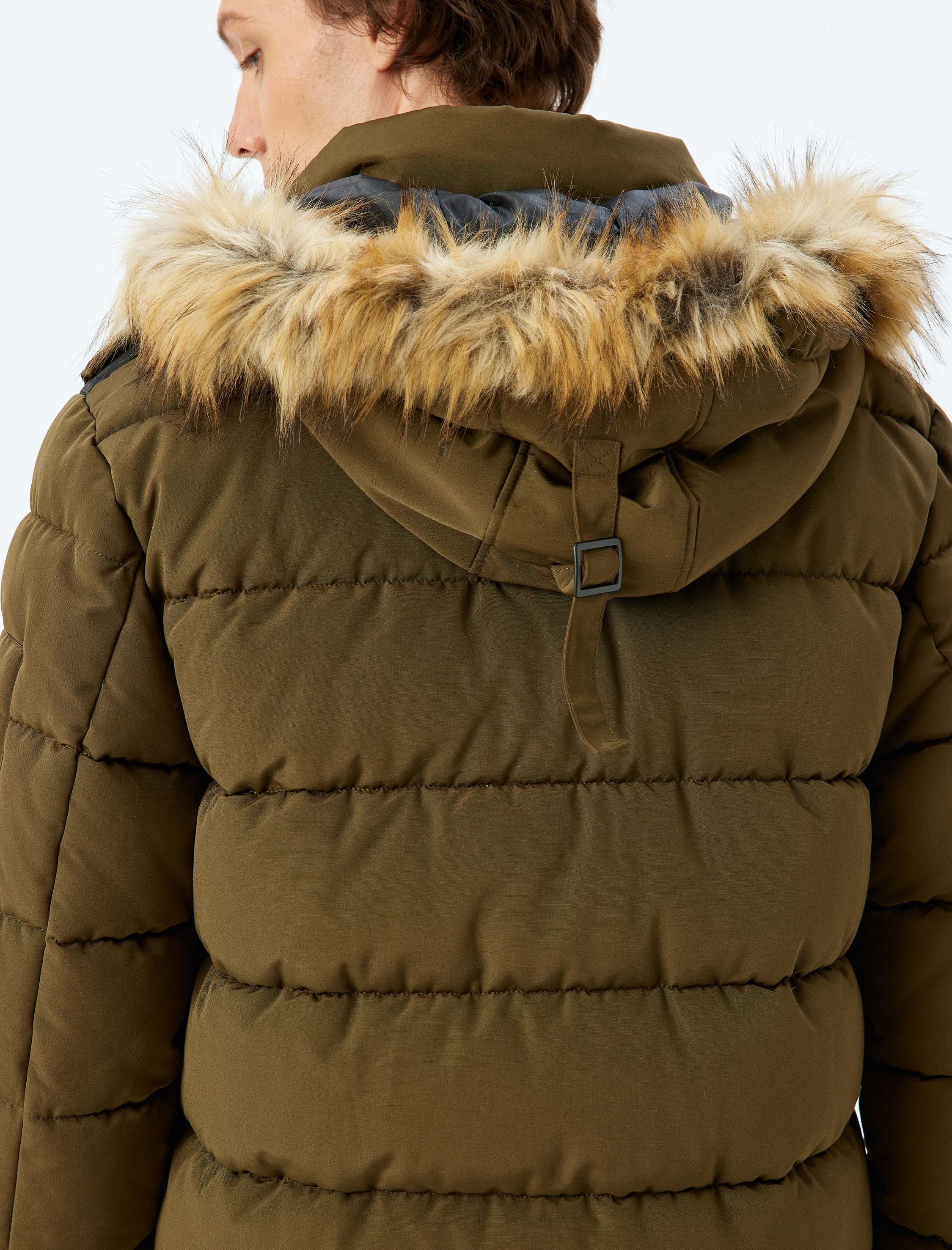   Şişme Mont Suni Kürklü Kapşonlu Etiket Detaylı Slim Fit Fermuarlı