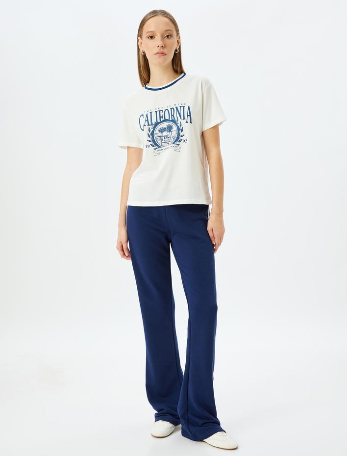  Kolej Baskılı Biyeli Kısa Kollu Bisiklet Yaka Tişört