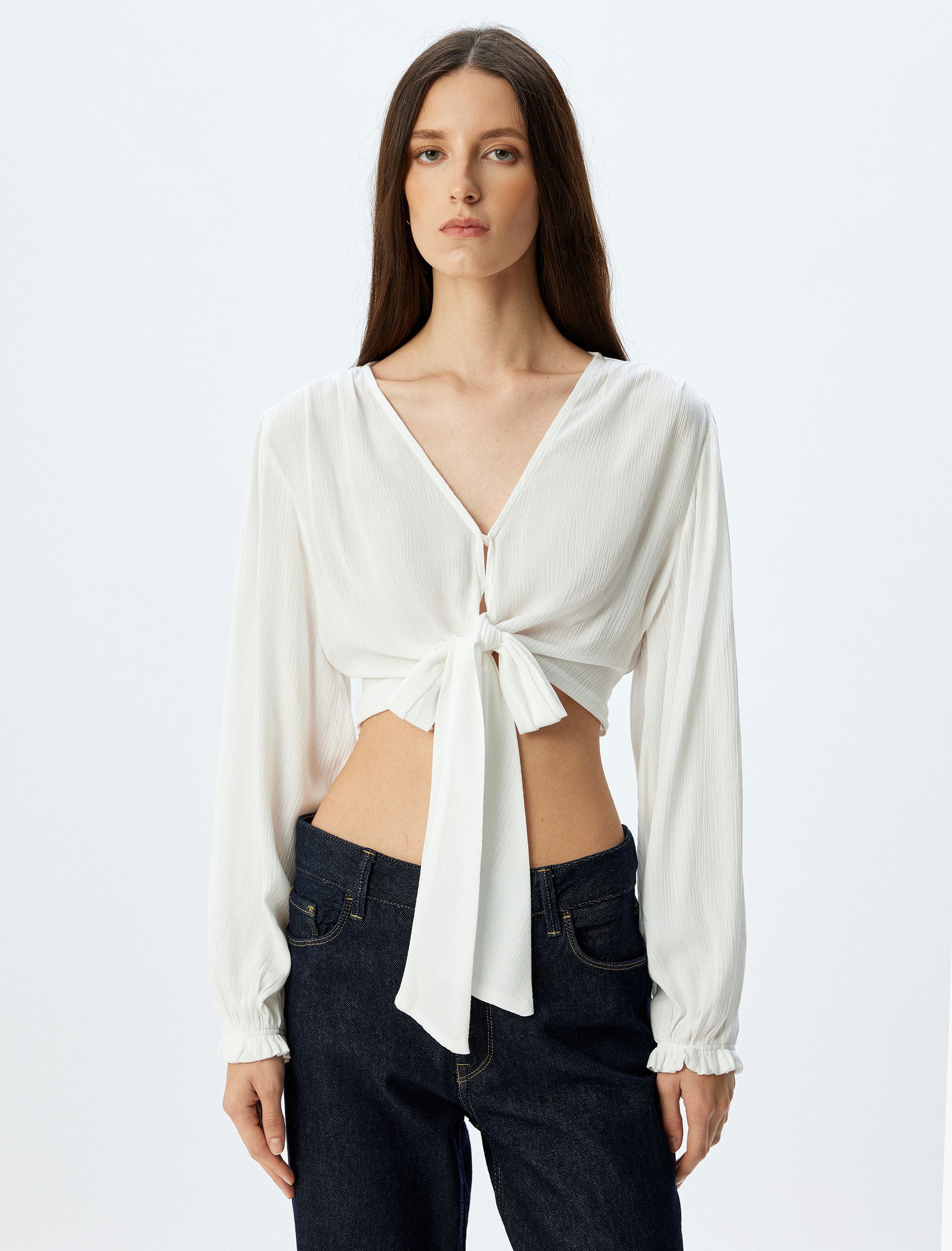 Uzun Kollu Önden Bağlama Detaylı Düğmeli Viskon Crop Bluz