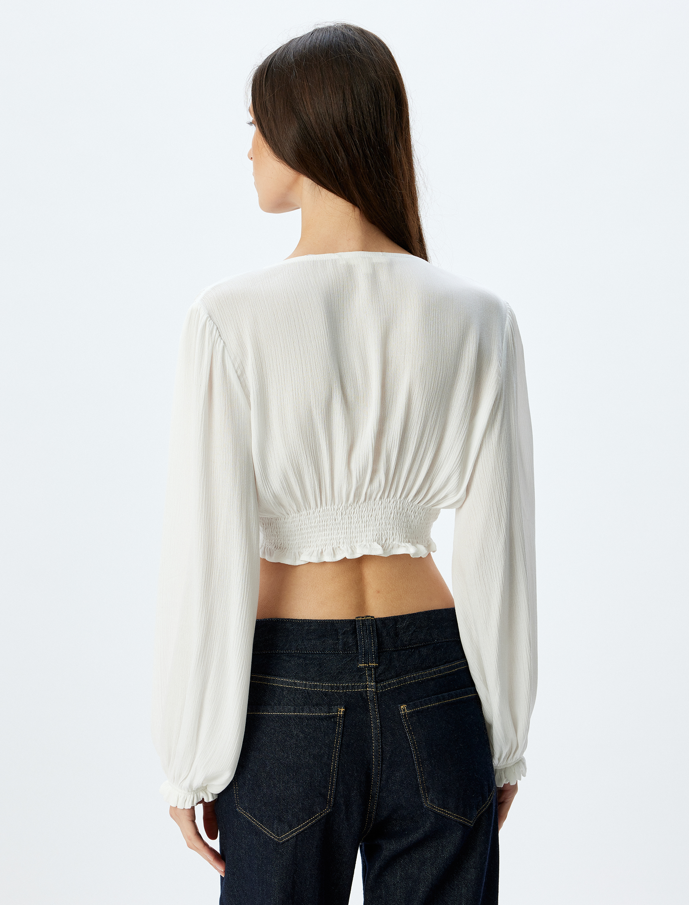 Uzun Kollu Önden Bağlama Detaylı Düğmeli Viskon Crop Bluz