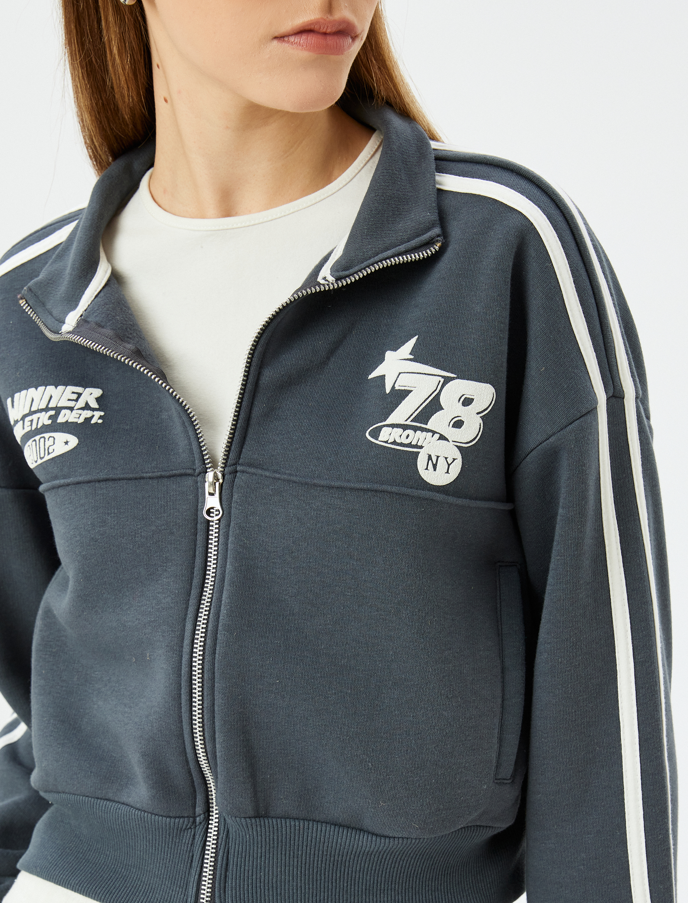   Şardonlu Dik Yaka Fermuarlı Cep Detaylı Biyeli Crop Kolej Sweatshirt