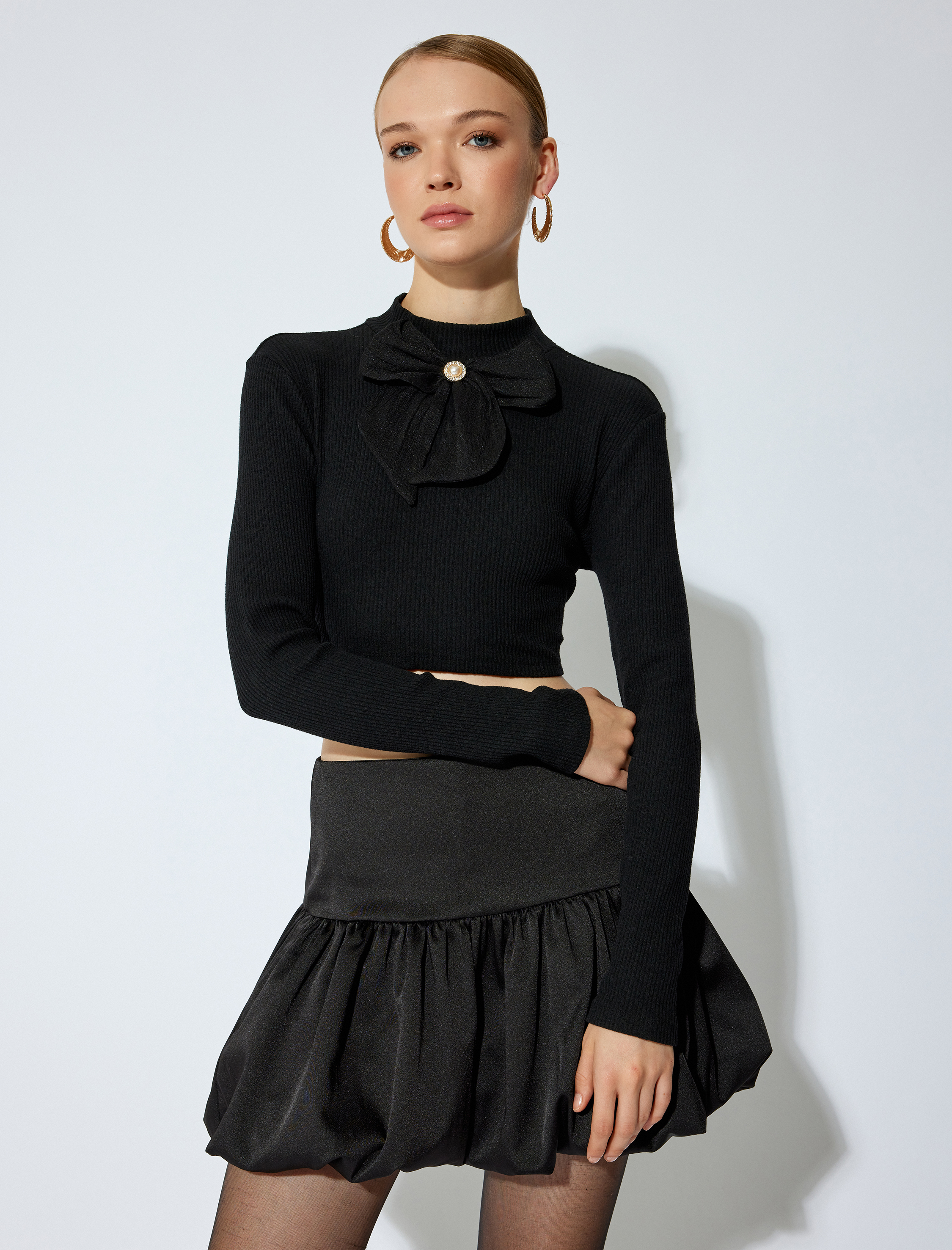   Slim Fit Hafif Dik Yaka Fiyonk Aplike Detaylı Crop Triko Kazak