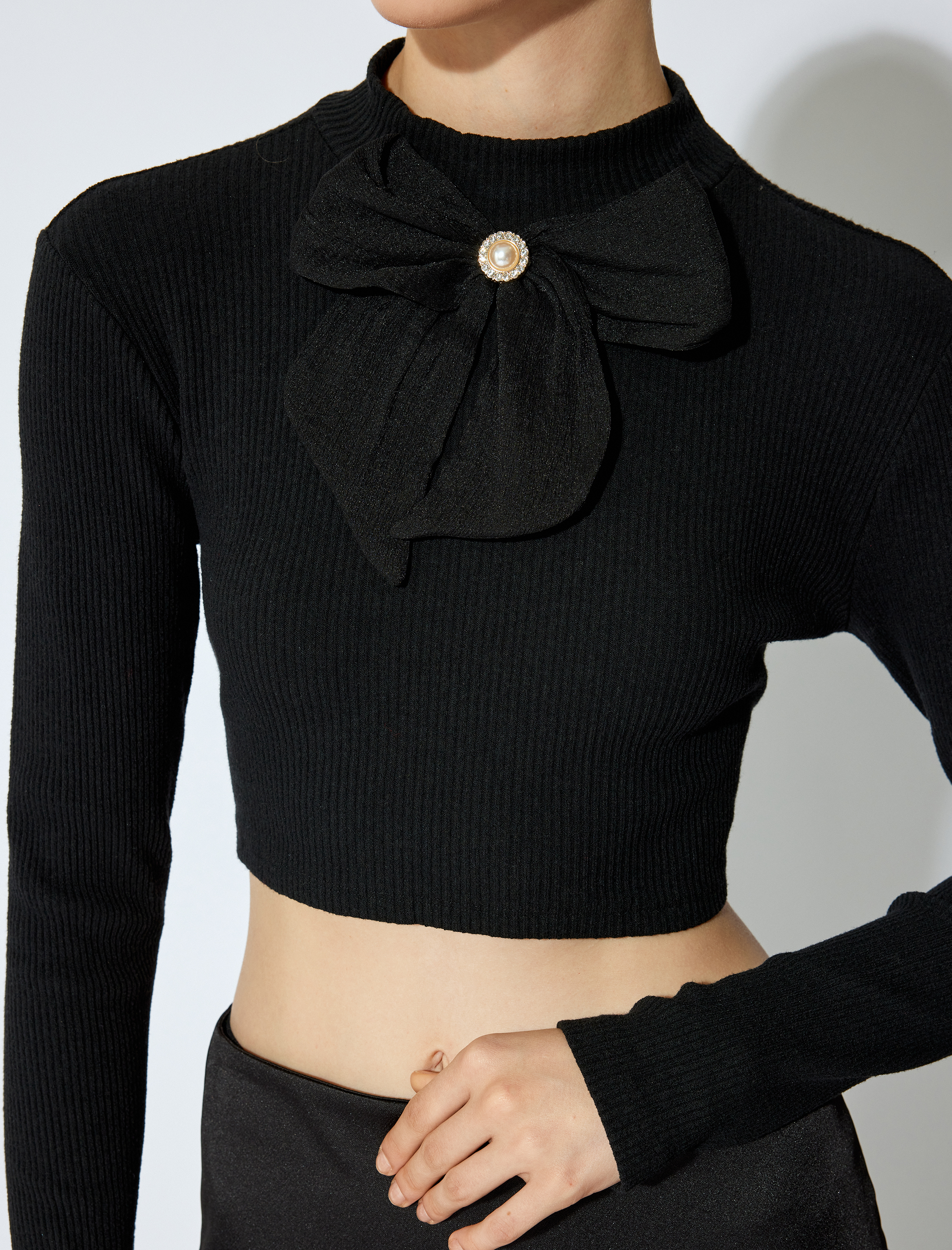   Slim Fit Hafif Dik Yaka Fiyonk Aplike Detaylı Crop Triko Kazak