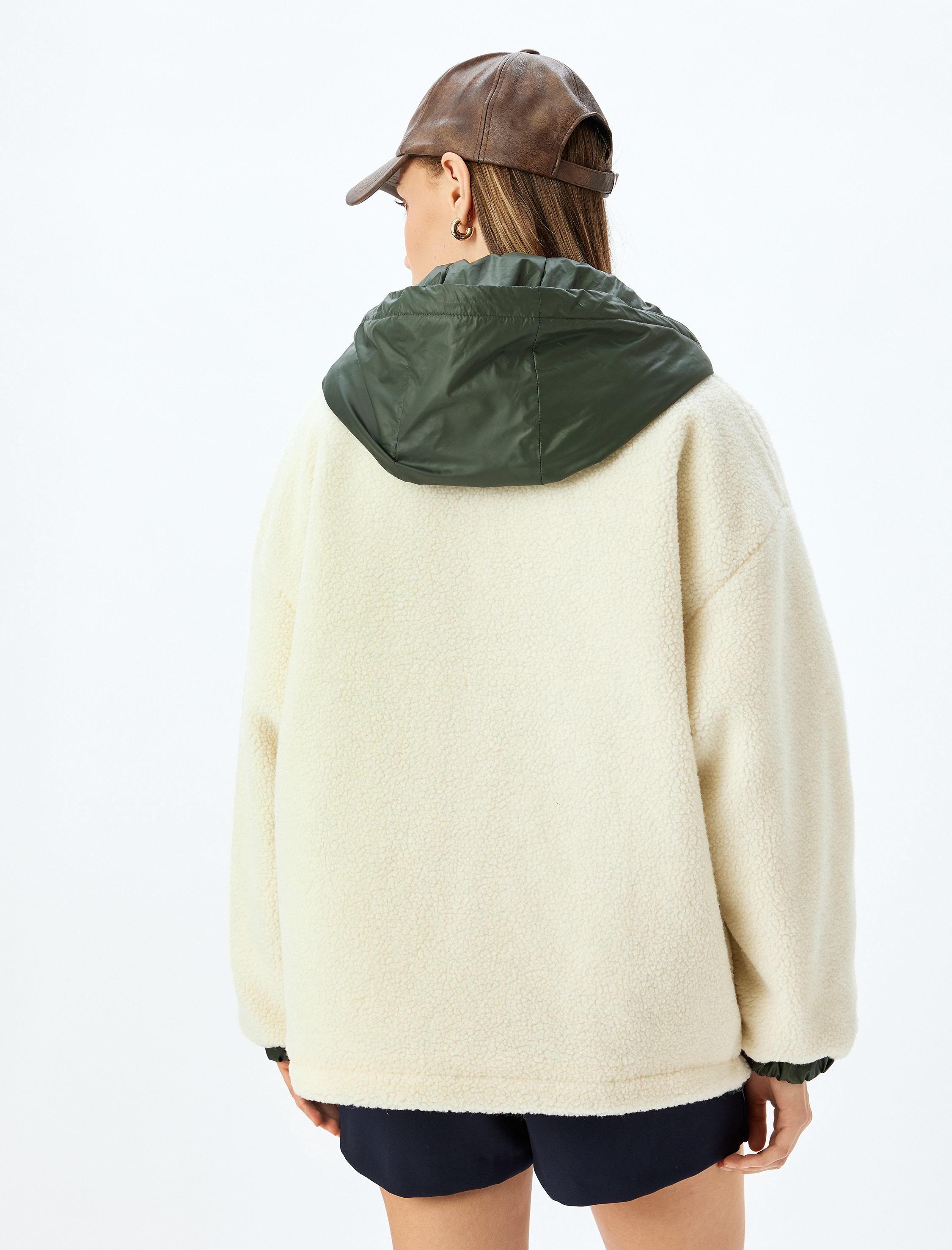   Kapüşonlu Cep Detaylı Çıtçıt Düğmeli Oversize Peluş Ceket