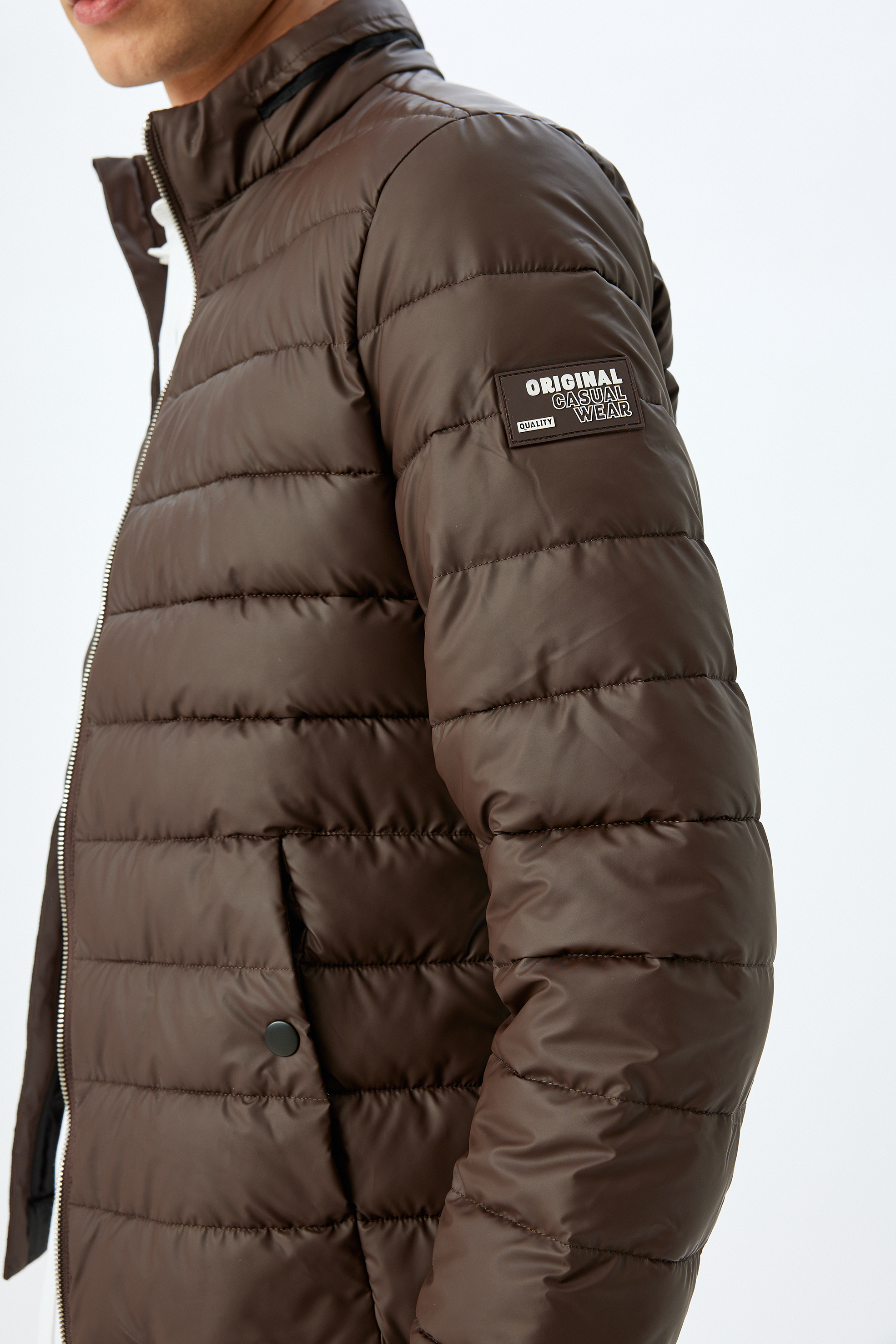 Dik Yaka Etiket Detaylı Lateks Kumaş Slim Fit Şişme Ceket
