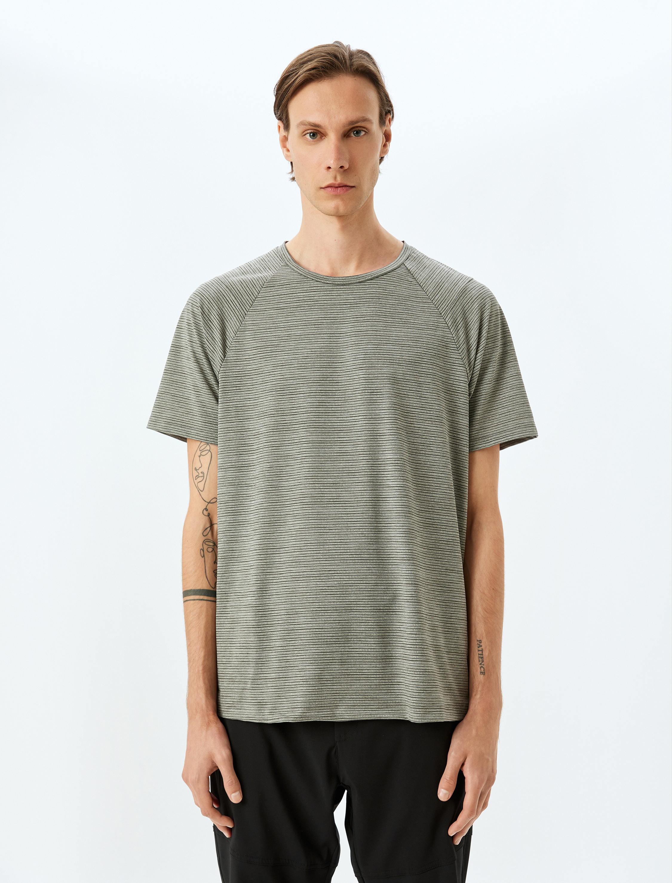   Kısa Kollu Bisiklet Yaka Çizgili Spor Tişört