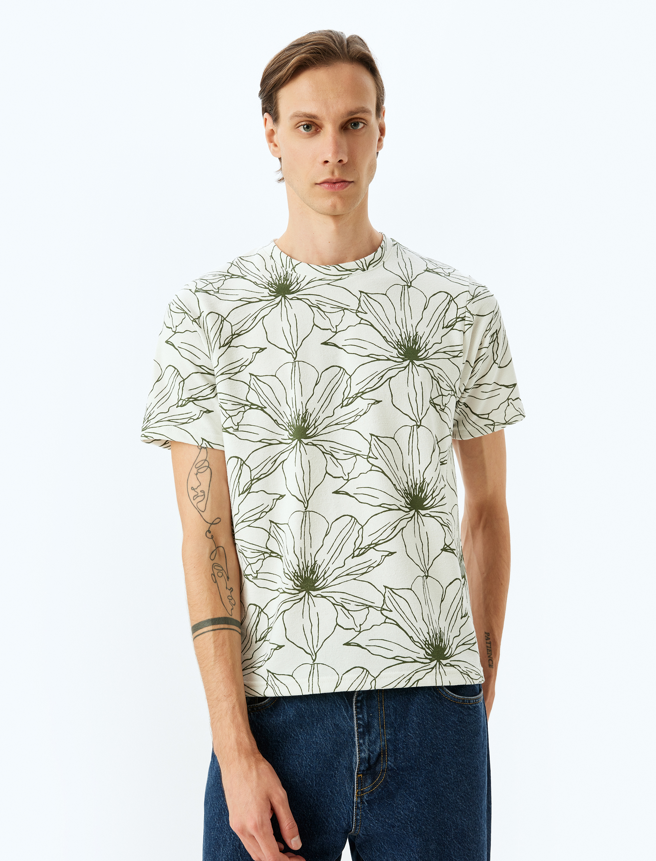   Bisiklet Yaka Regular Fit Pamuk Karışımlı Tok Kumaş Çiçek Desenli Kısa Kollu Tişört