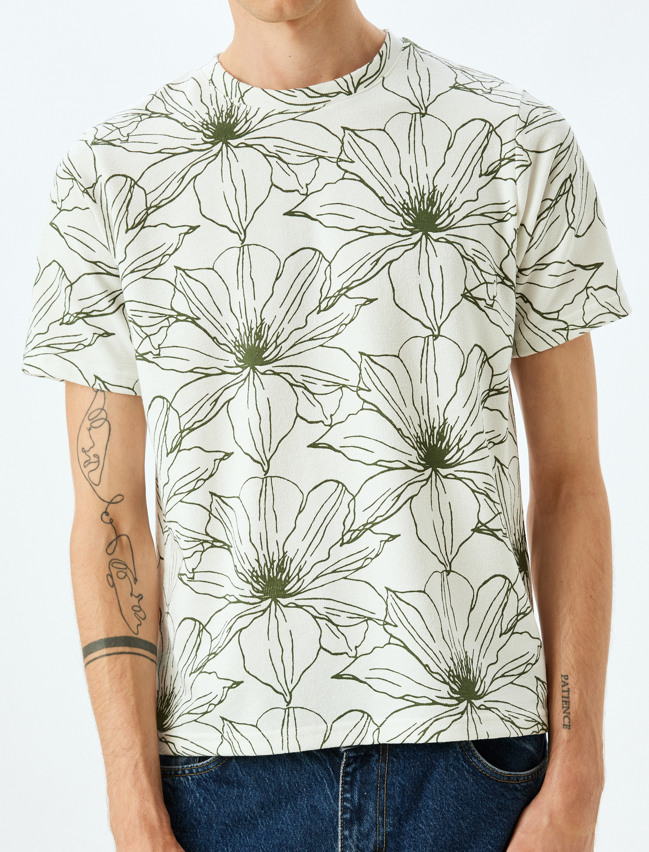   Bisiklet Yaka Regular Fit Pamuk Karışımlı Tok Kumaş Çiçek Desenli Kısa Kollu Tişört