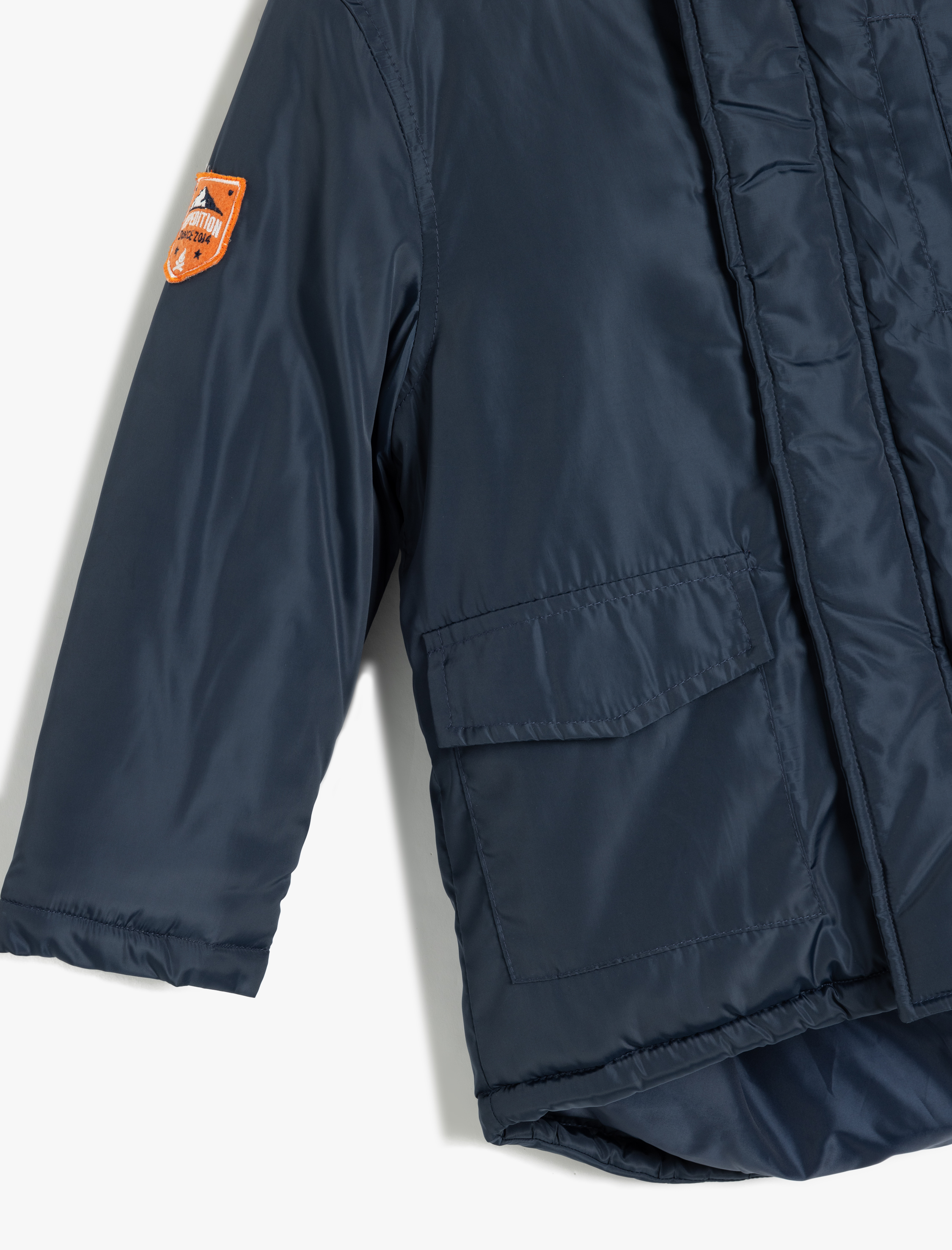  Erkek Çocuk Suni Kürk Detaylı Fermuarlı Kapaklı Cepli Kapşonlu Mont