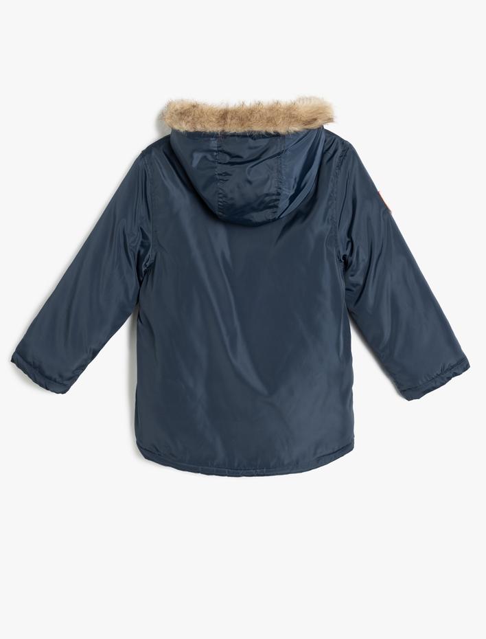 Erkek Çocuk Suni Kürk Detaylı Fermuarlı Kapaklı Cepli Kapşonlu Mont