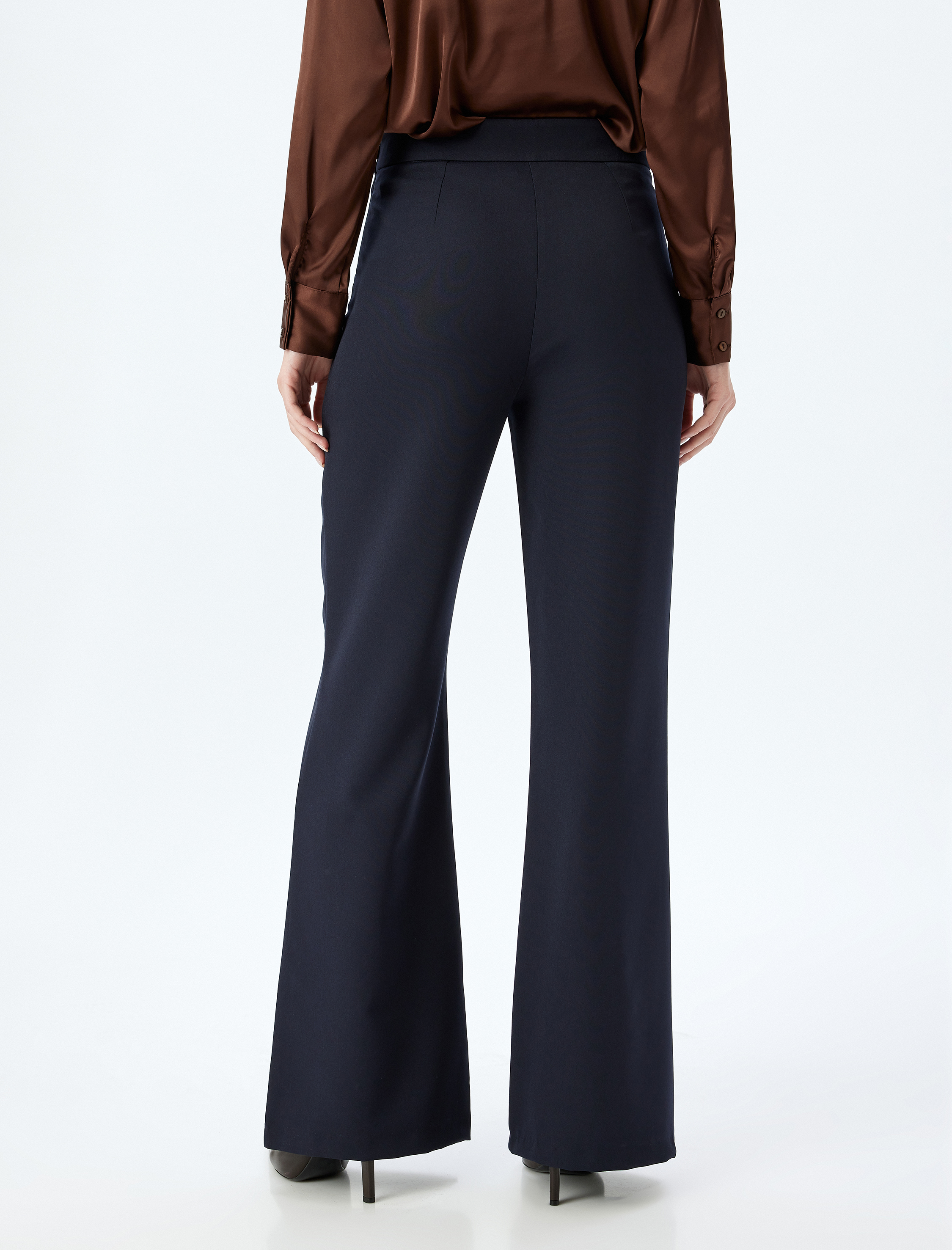   Düğme Aplike Detaylı Yüksek Bel Ekstra Uzun Geniş Paça Kumaş Pantolon