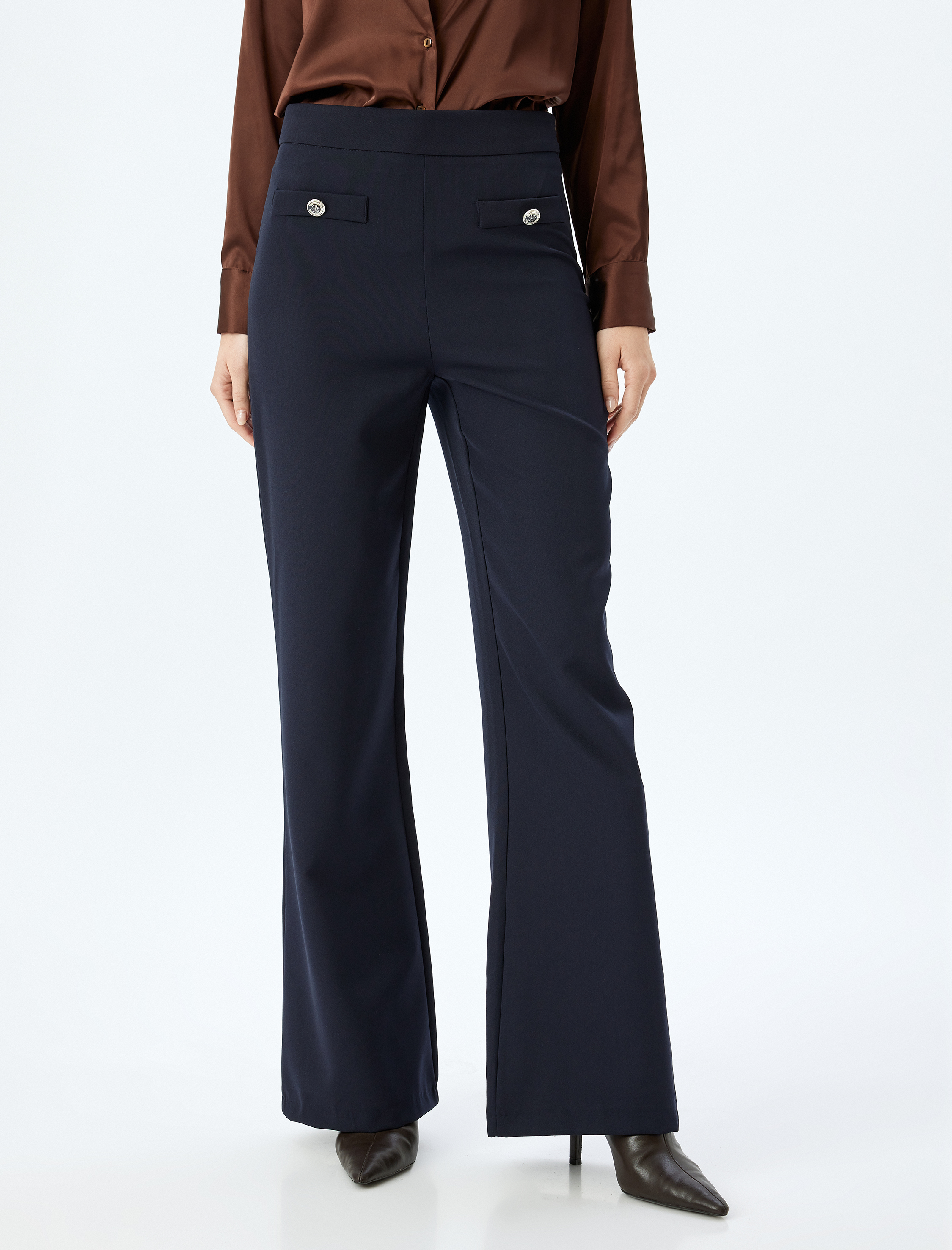   Düğme Aplike Detaylı Yüksek Bel Ekstra Uzun Geniş Paça Kumaş Pantolon