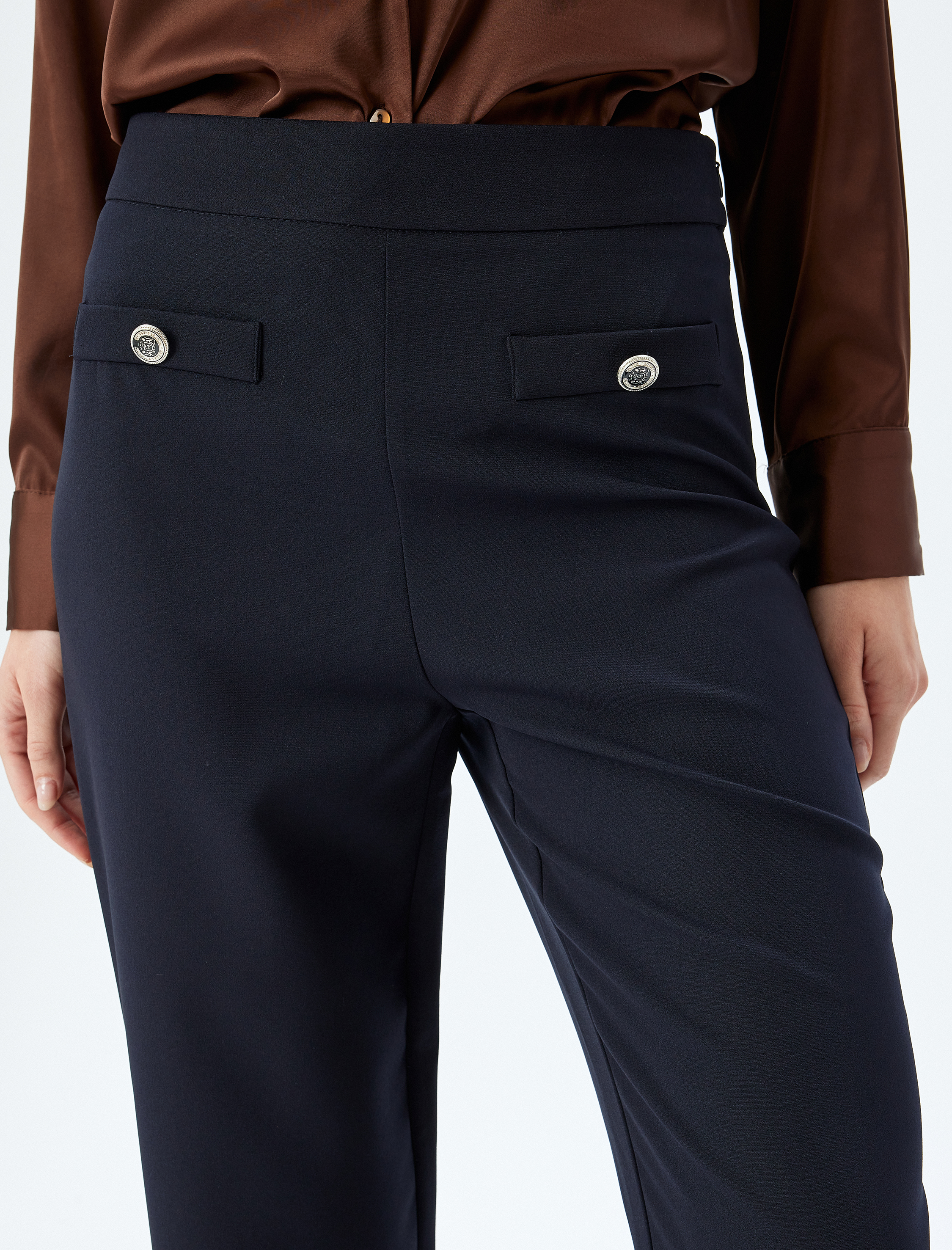   Düğme Aplike Detaylı Yüksek Bel Ekstra Uzun Geniş Paça Kumaş Pantolon