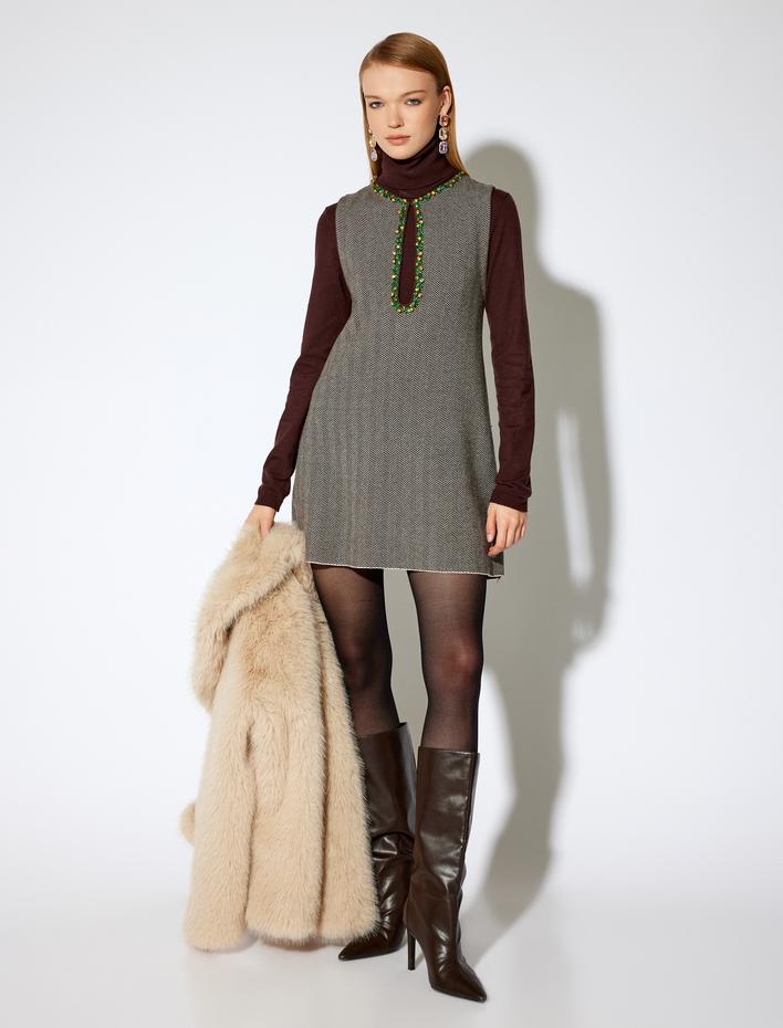  Koton X Melis Ağazat - Pencere Detaylı Kolsuz Taşlı Mini Jile Elbise