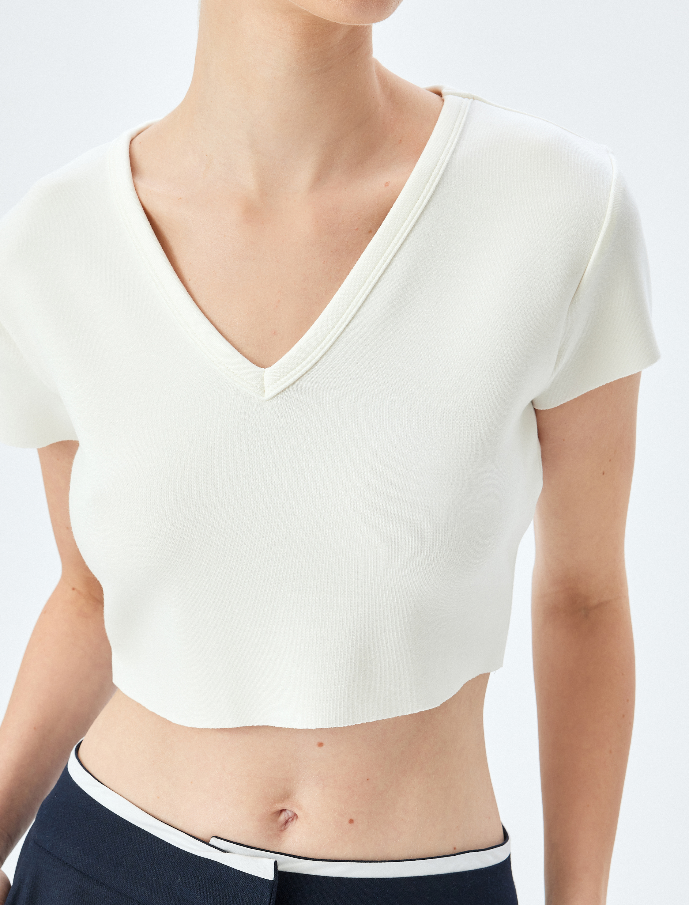   Modal Kumaş Kısa Kollu V Yaka Crop Tişört