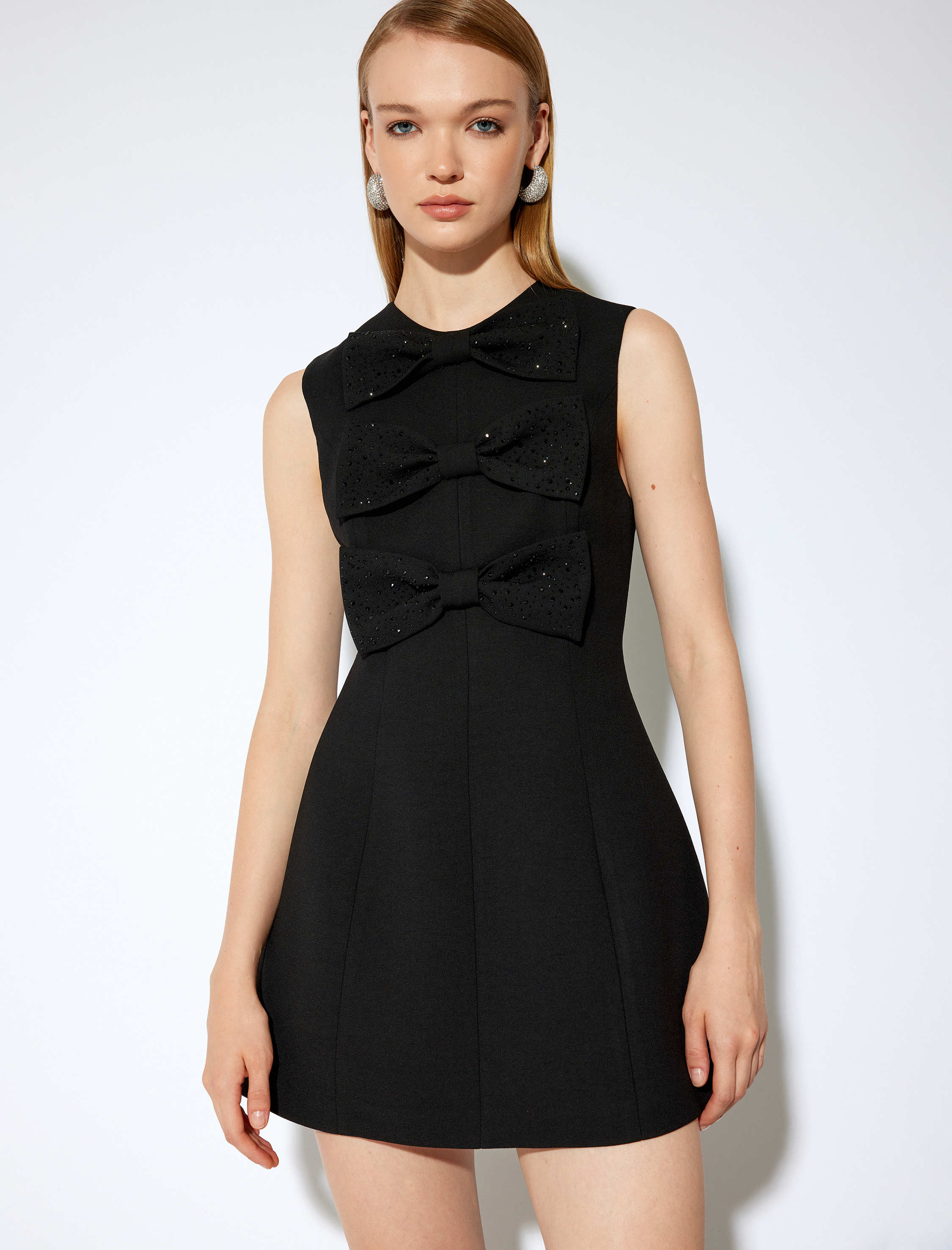 Koton X Melis Ağazat - Krep Kumaş Yuvarlak Yaka Fiyonk Detaylı Taşlı Kolsuz Mini Elbise