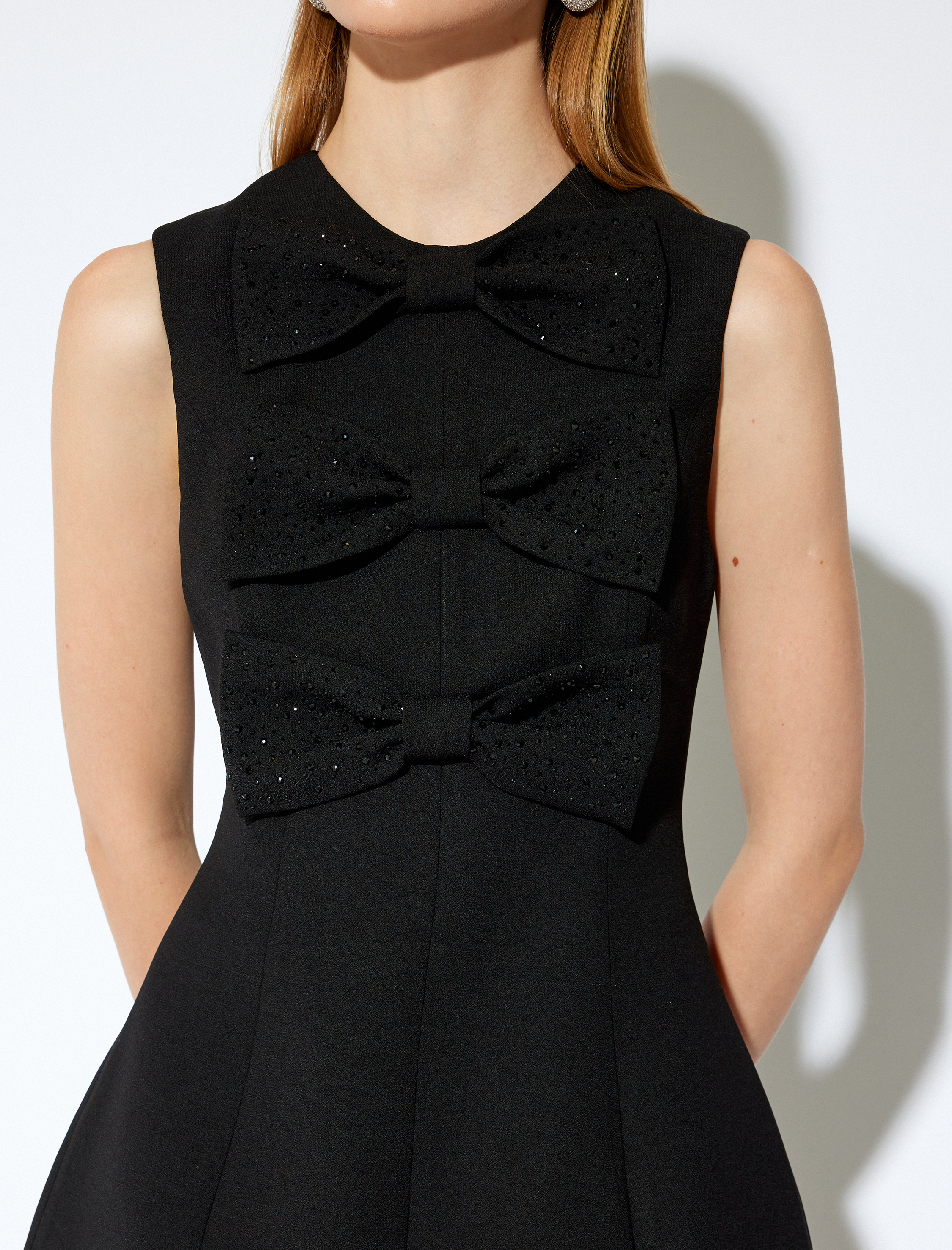 Koton X Melis Ağazat - Krep Kumaş Yuvarlak Yaka Fiyonk Detaylı Taşlı Kolsuz Mini Elbise