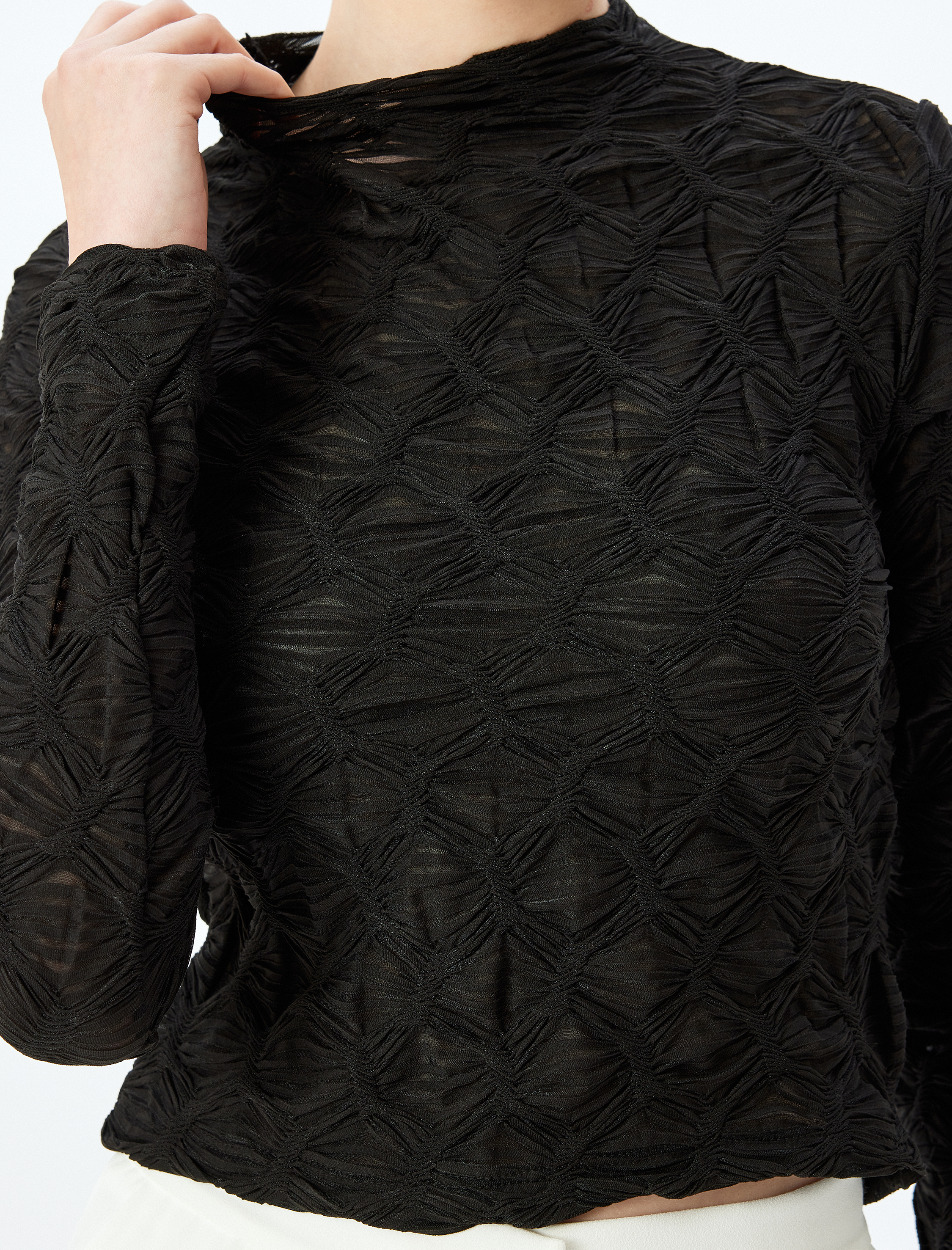   Büzgülü Dokulu Slim Fit Uzun Kollu Dik Yaka Tişört