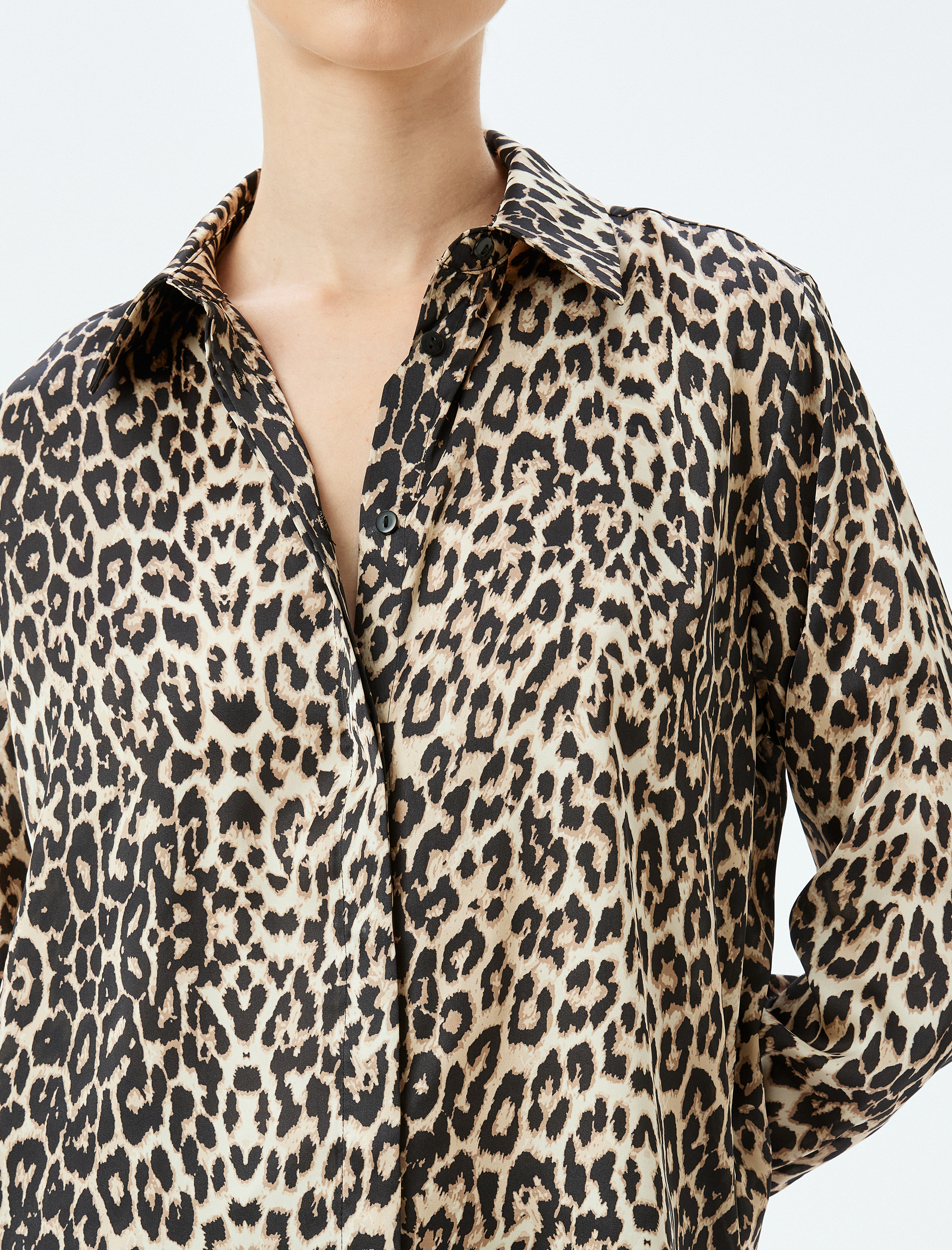 Klasik Yaka Uzun Kollu Leopar Desenli Saten Gömlek