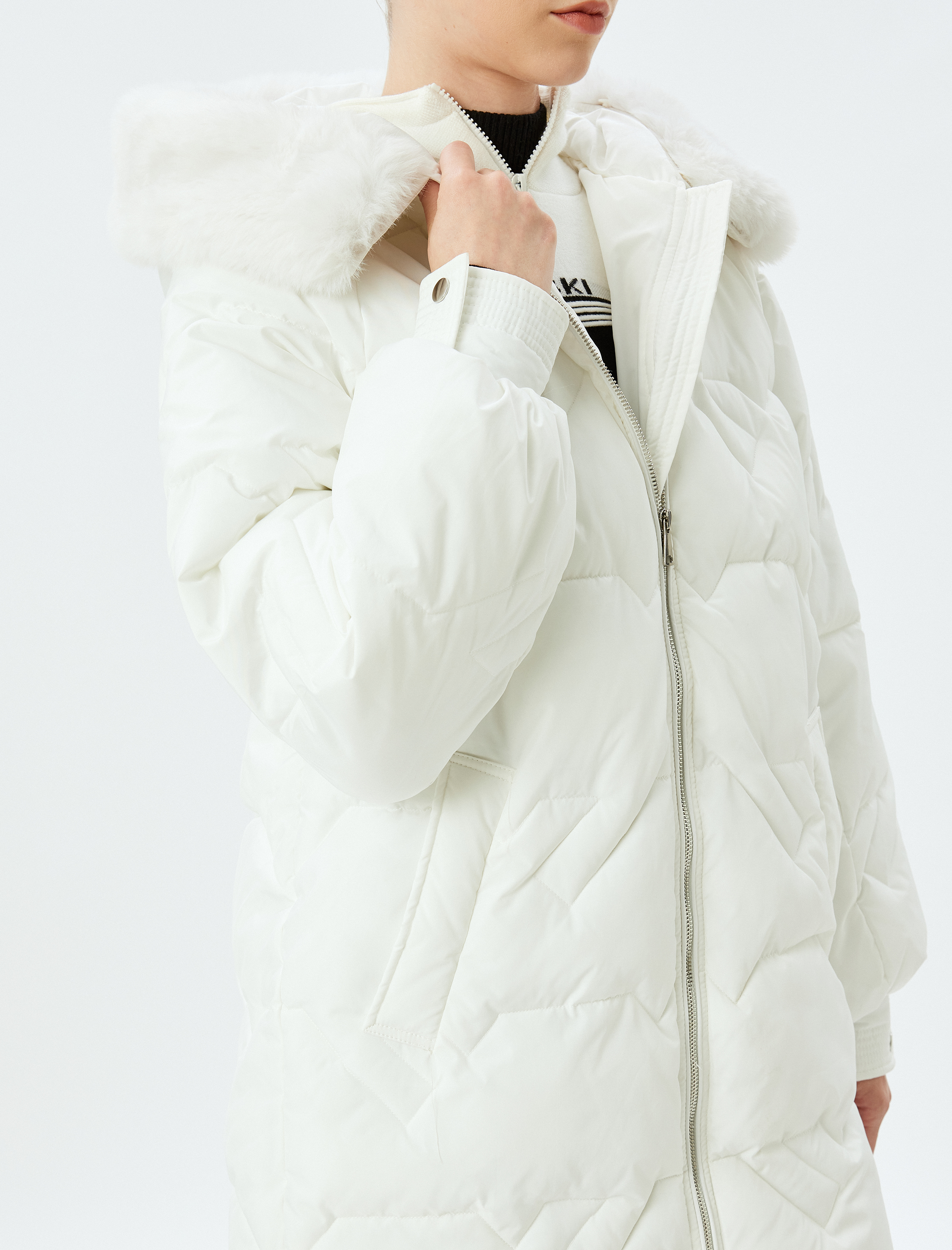   Cepli Fermuar Kapamalı Kapüşonlu Çıkarılabilir Suni Kürk Yaka Su İtici Kapitone Uzun Şişme Mont