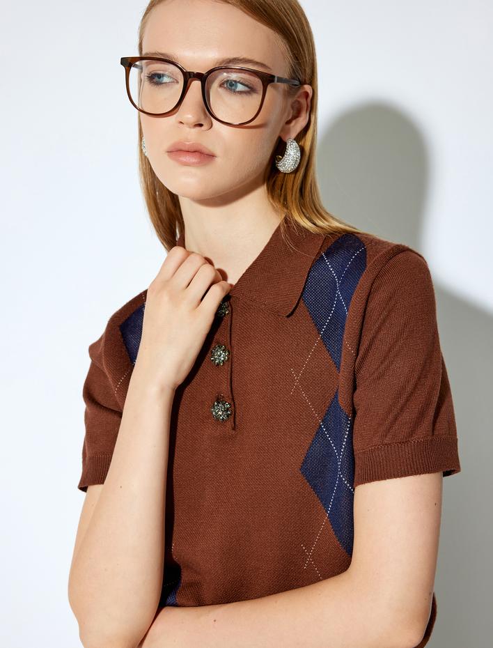 Koton X Melis Ağazat - Kısa Kollu Baklava Desenli Taşlı Düğme Detaylı Polo Yaka Triko Kazak