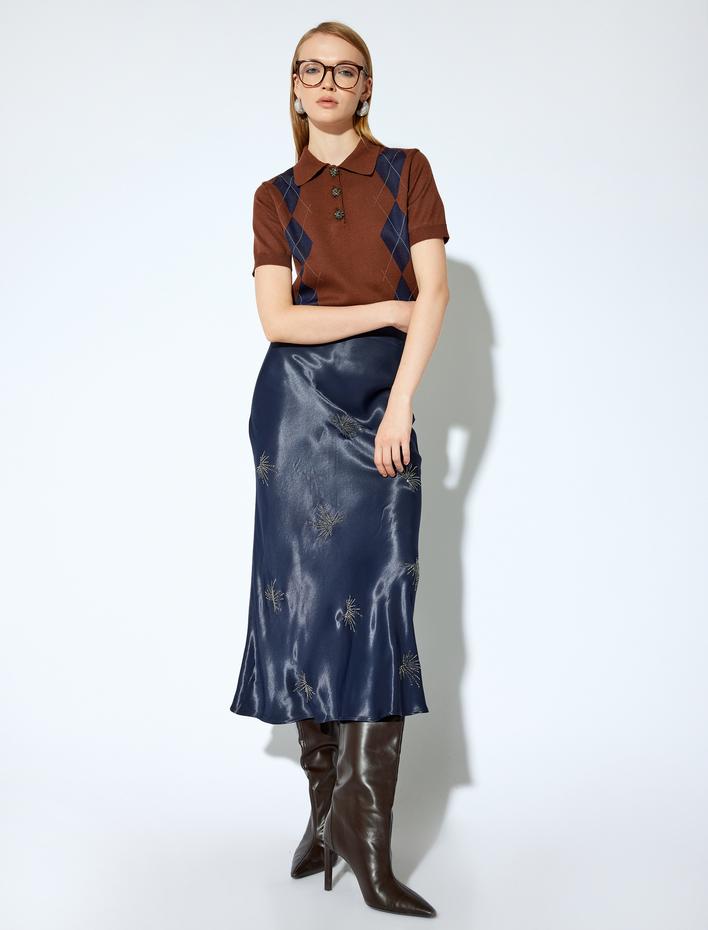  Koton X Melis Ağazat - Kısa Kollu Baklava Desenli Taşlı Düğme Detaylı Polo Yaka Triko Kazak