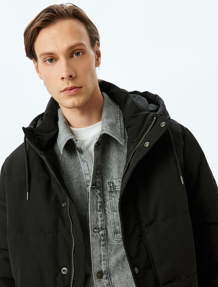  Etiket Detaylı Slim Fit Kapşonlu Şişme Mont