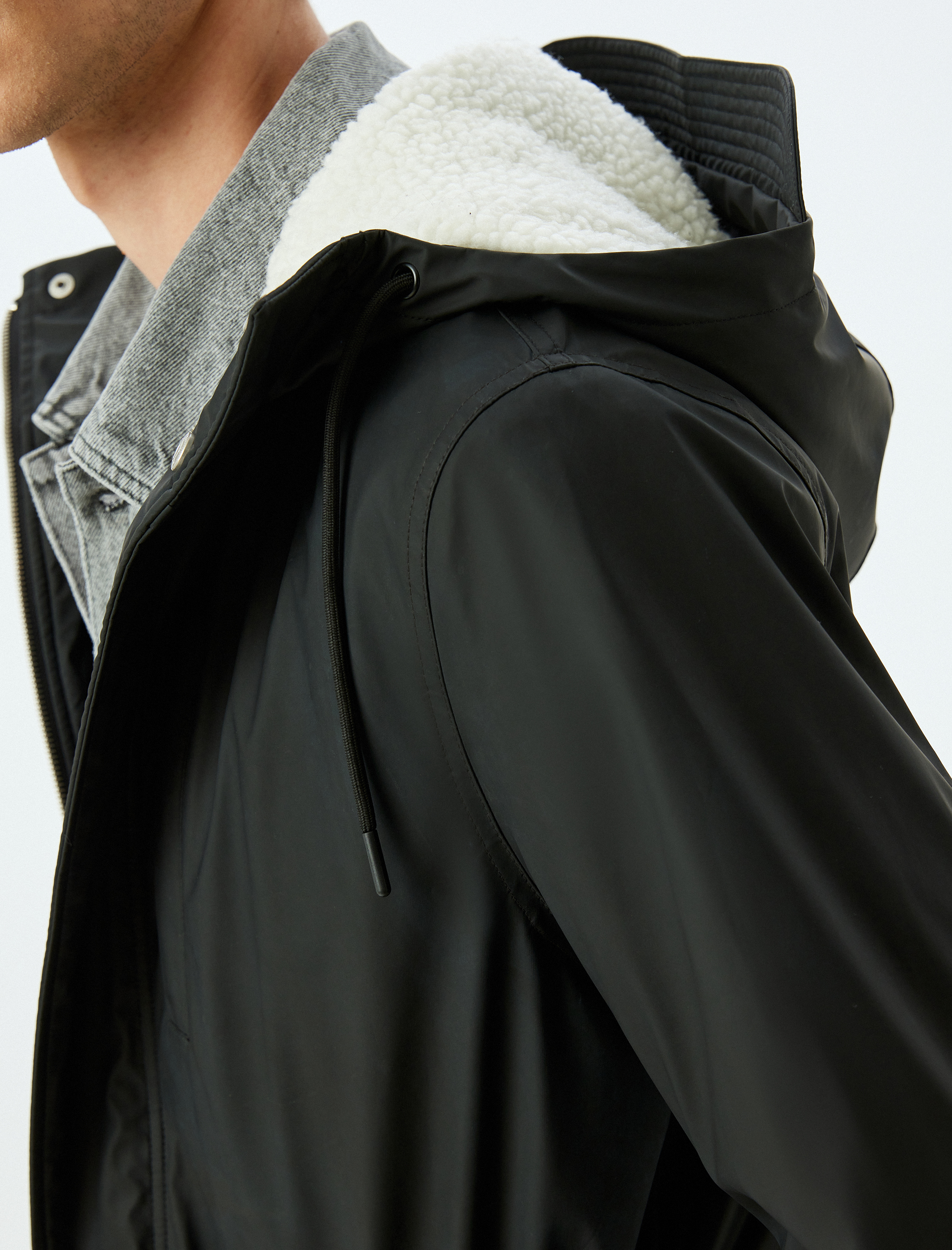 Kapşonlu Slim Fit Fermuarlı Suni Deri Yağmurluk