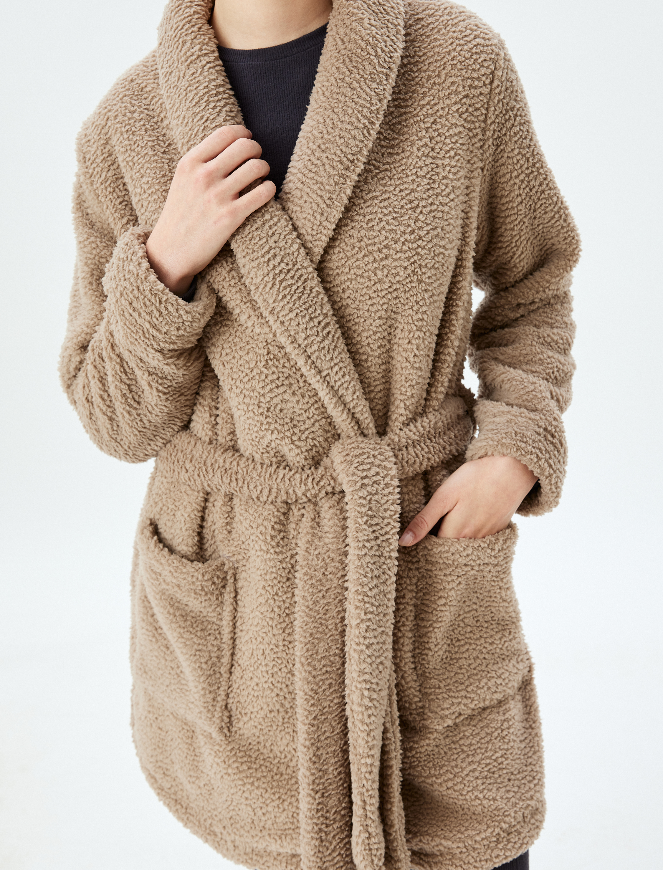   Uzun Kollu Şal Yaka Kuşak Detaylı Peluş Sabahlık