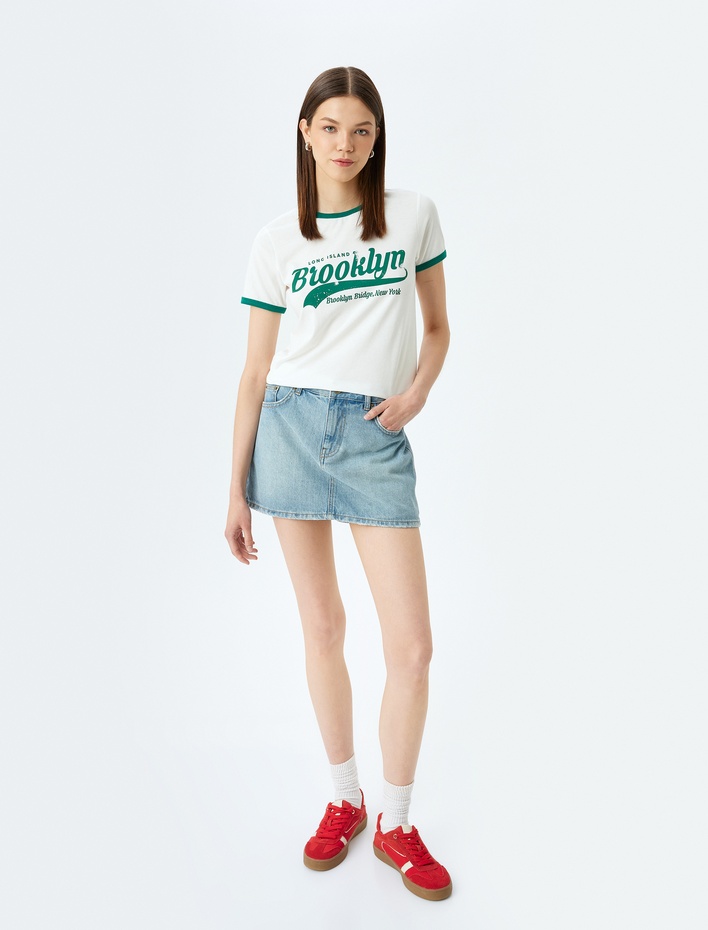  Kolej Baskılı Biyeli Kısa Kollu Bisiklet Yaka Tişört