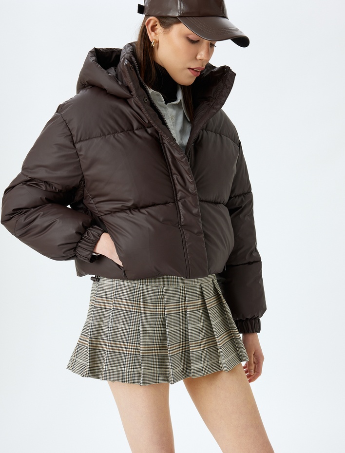  Kapüşonlu Fermuarlı Cep Detaylı Kapitone Crop Şişme Mont