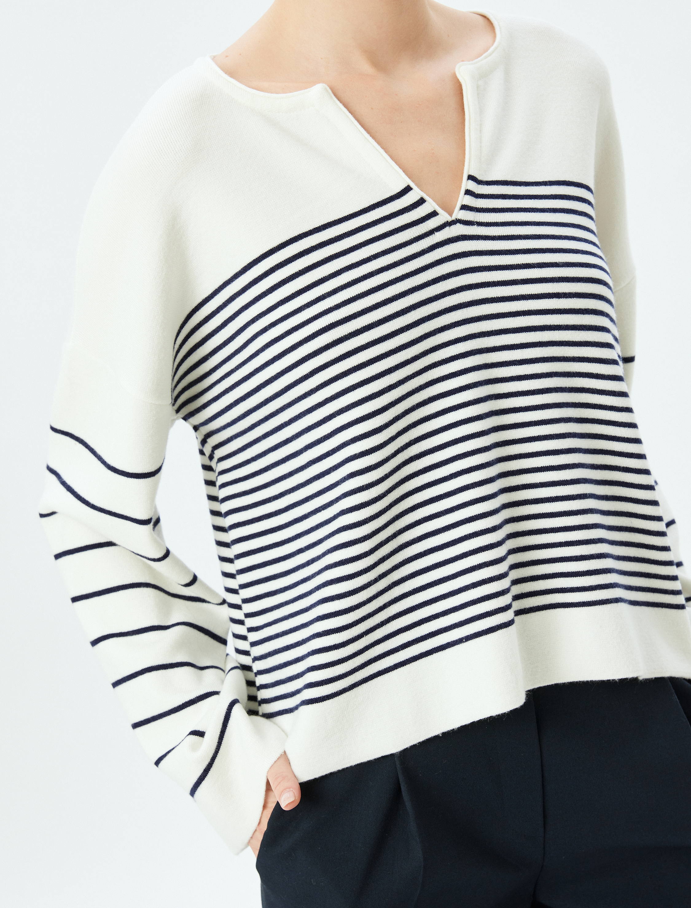   Yuvarlak Kesik Yaka Uzun Kollu Çizgili Triko Kazak