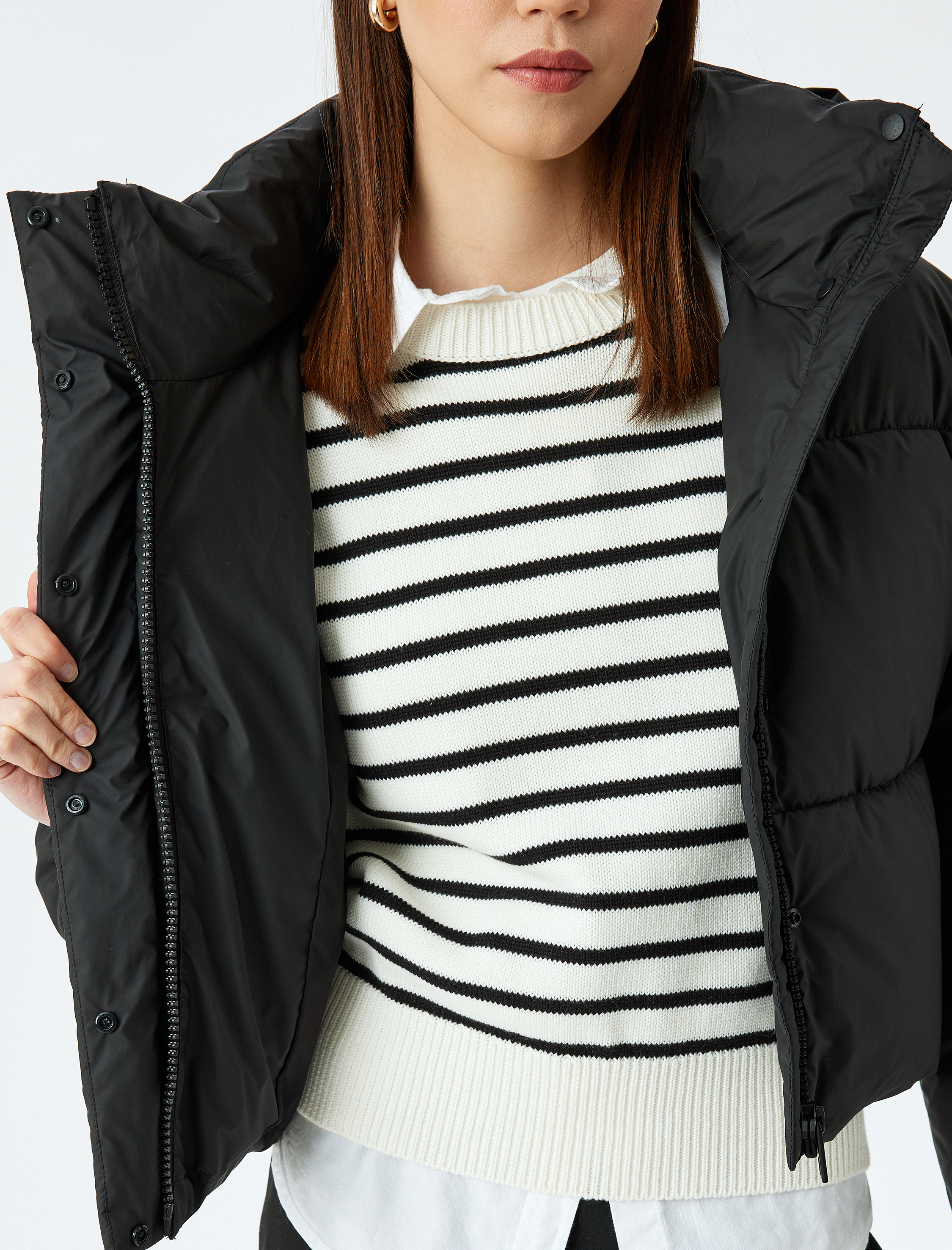 Kapüşonlu Fermuarlı Cep Detaylı Kapitone Crop Şişme Mont