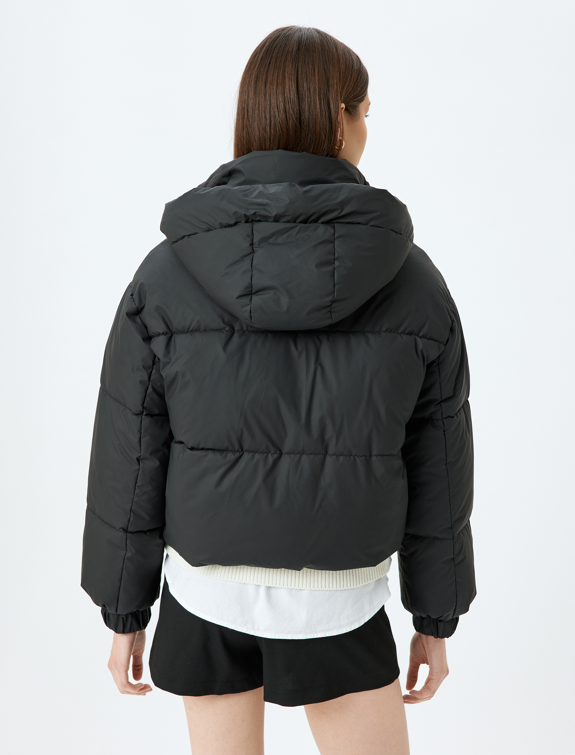 Kapüşonlu Fermuarlı Cep Detaylı Kapitone Crop Şişme Mont