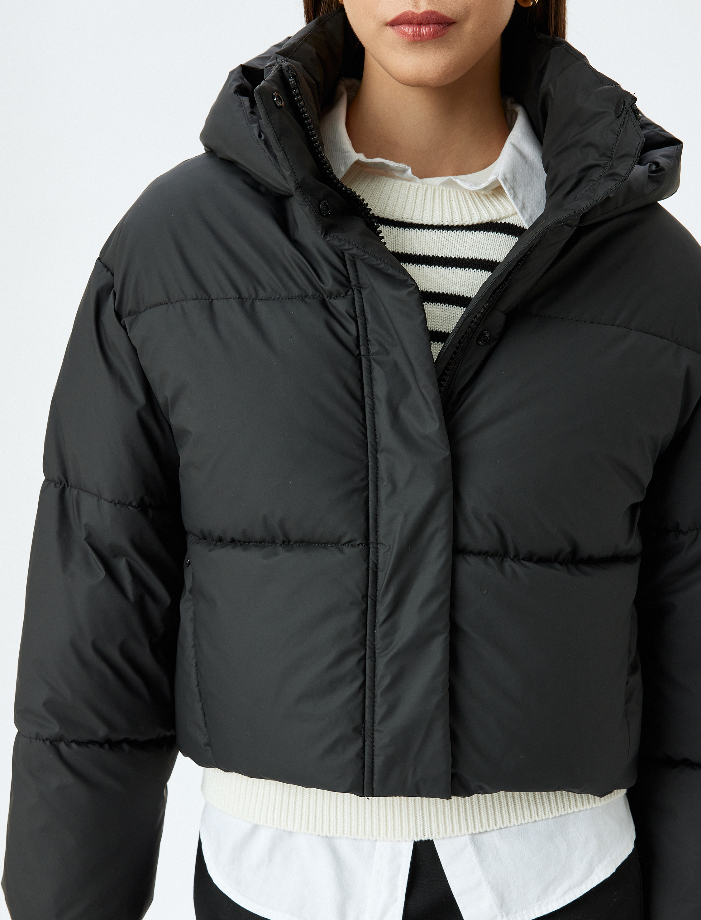 Kapüşonlu Fermuarlı Cep Detaylı Kapitone Crop Şişme Mont